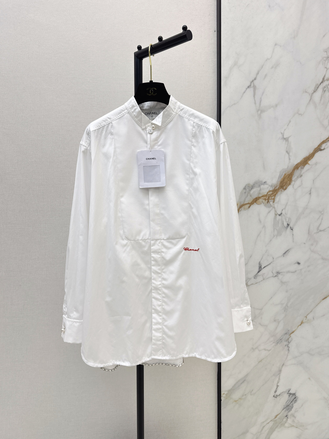 NO:799083,C Home 26Ss——Early spring latest model Coco girl French pearl button shirt classic chain webbing edge design Imported poplin cotton fabric is light and comfortable with great texture Red label embroidery pearl button decoration Age-reducing girl style is absolutely stunning19860909C家 26Ss————早春最新款Coco女孩法式珍珠扣衬衫经典链条织带边设计 进口府绸棉面料轻盈舒适质感超赞 红标刺绣珍珠扣装饰 减龄少女风绝绝子 H中长款版型百搭不挑人 白富美必入 高级时髦百搭单品 一色现货发售sml,,chanel,shirts,,Women's clothing