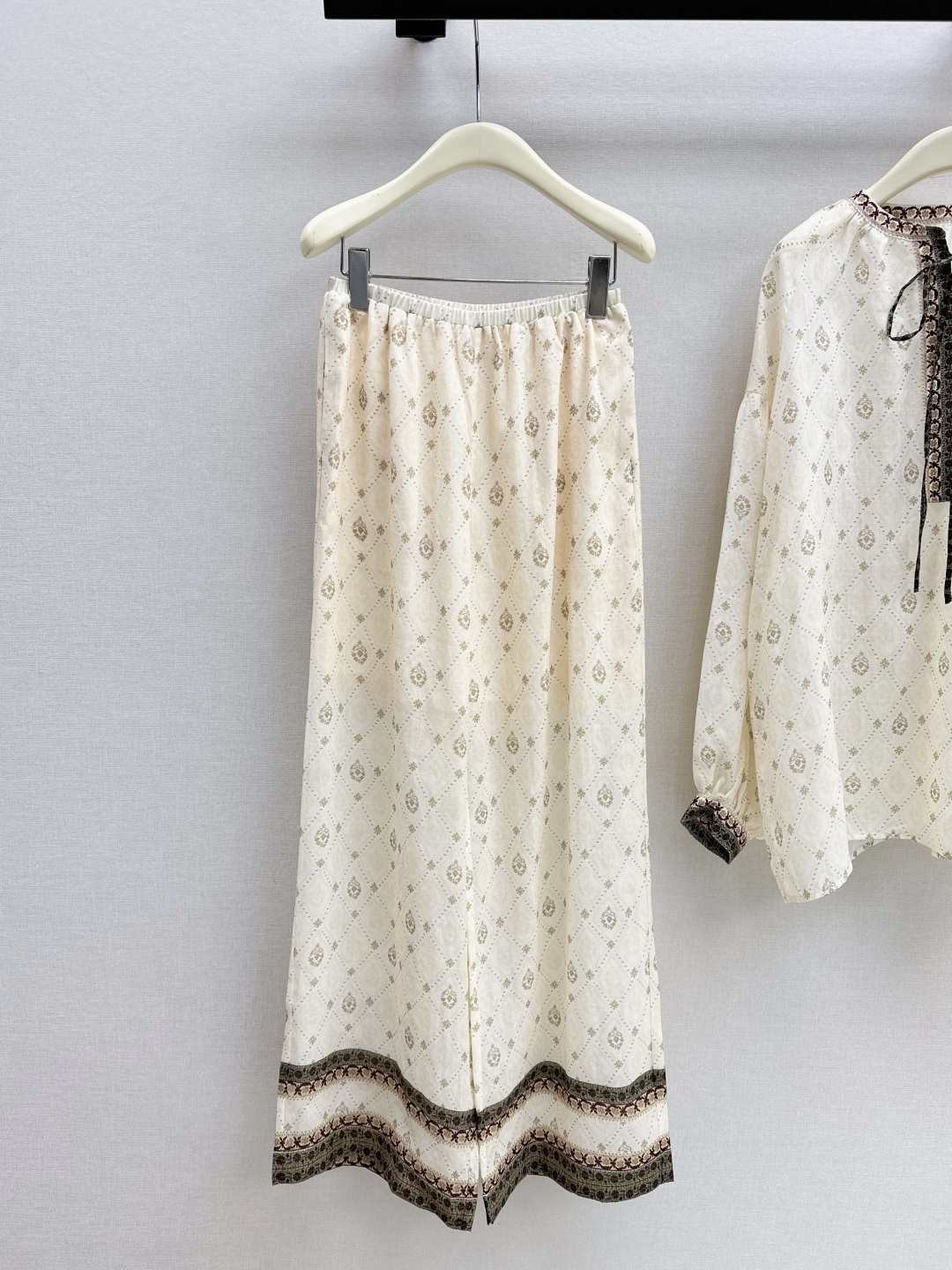 NO:799080,Fashionable design 26Ss————The latest retro bohemian ramie suit in spring and summer with retro prints. It is really suitable for vacation. It is a great photo shoot. It is fashionable and age-reducing. Full of vitality. Retro style. Retro shirt + elastic waist straight pants. It can also be worn separately. One color is developed separately. Ready for sale sml, shirts,19860909时髦设计 26Ss————春夏最新款复古波西米亚苎麻套装复古印花一套搭配 度假真的太适合了 拍照巨出片 妥妥的时髦和减龄 活力满满 复古有范 复古衬衫+松紧腰直筒裤 也可以分开搭配穿 一色分开发 现货发售sml,,shirts,,Women's clothing