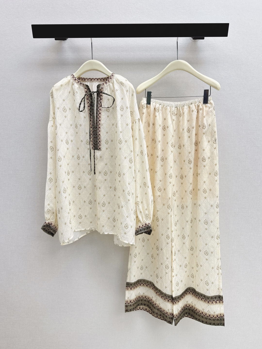 NO:799077,Fashionable design 26Ss————The latest retro bohemian ramie suit in spring and summer with retro prints. It is really suitable for vacation. It is a great photo shoot. It is fashionable and age-reducing. It is full of energy and retro style. Retro shirt + elastic waist straight pants. It can also be worn separately. One color is separated. Ready for sale. SML lining, shirts,19860909时髦设计 26Ss————春夏最新款复古波西米亚苎麻套装复古印花一套搭配 度假真的太适合了 拍照巨出片 妥妥的时髦和减龄 活力满满 复古有范 复古衬衫+松紧腰直筒裤 也可以分开搭配穿 一色分开发 现货发售sml 衬,,shirts,,Women's clothing