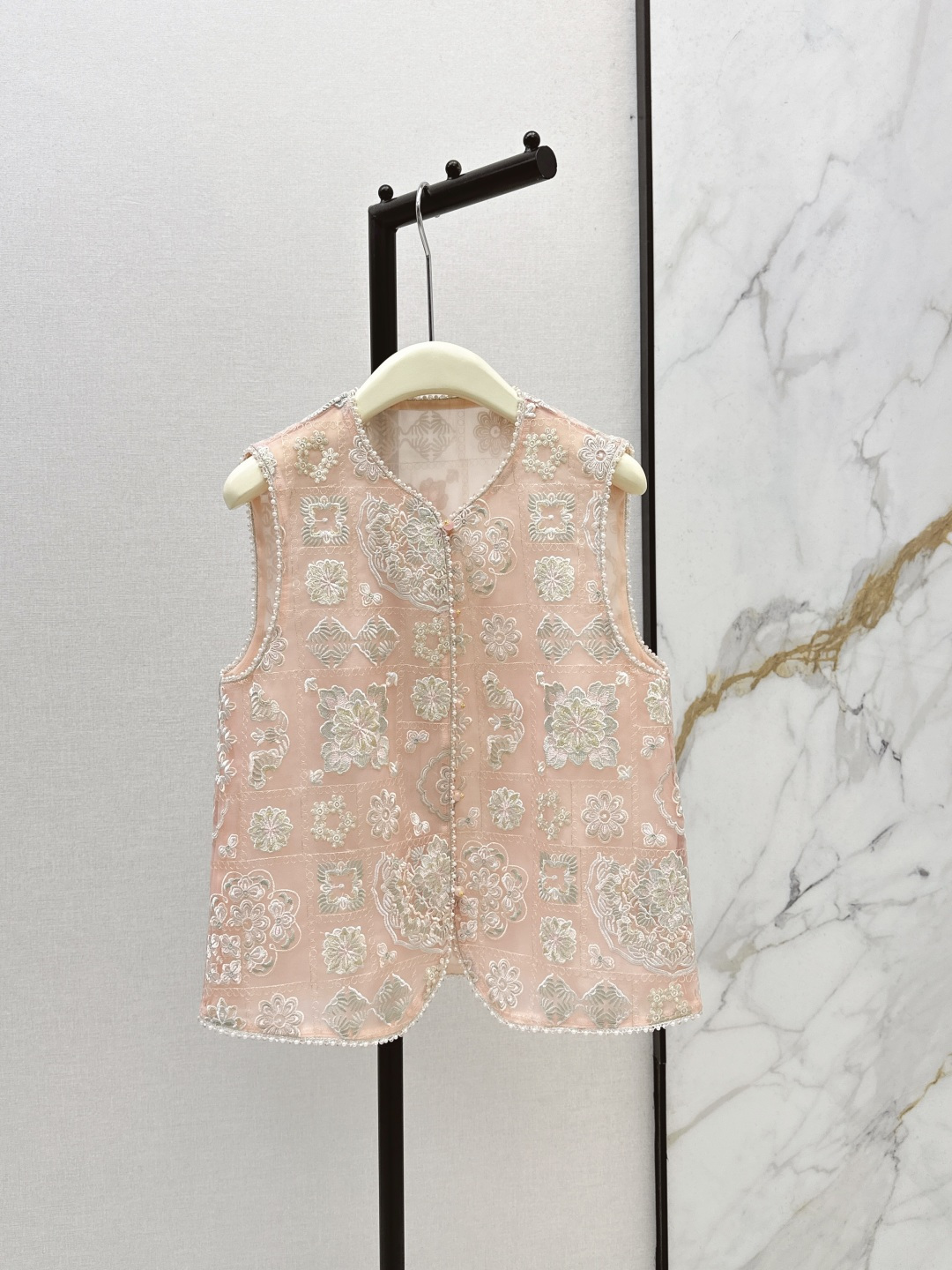 NO:799085,Rich and Charming Series 26Ss————The latest new Chinese-style Chinese-style vest for spring and summer. Proper elegance and high-end. Very heavy-duty embroidered floral patterns. Own calm nobility. It combines oriental aesthetics. A dignified and generous feeling. The classic version is not picky.19860909富贵迷人系列 26Ss————春夏最新款新中式国风马甲 妥妥的优雅和高级 非常重工的刺绣花卉图案 自有的冷静贵气 集合了东方的美学 端庄大方的感觉 经典版型不挑人 H剪裁箱型适合各种身材 两色现货发售smlxl,,,Women's clothing