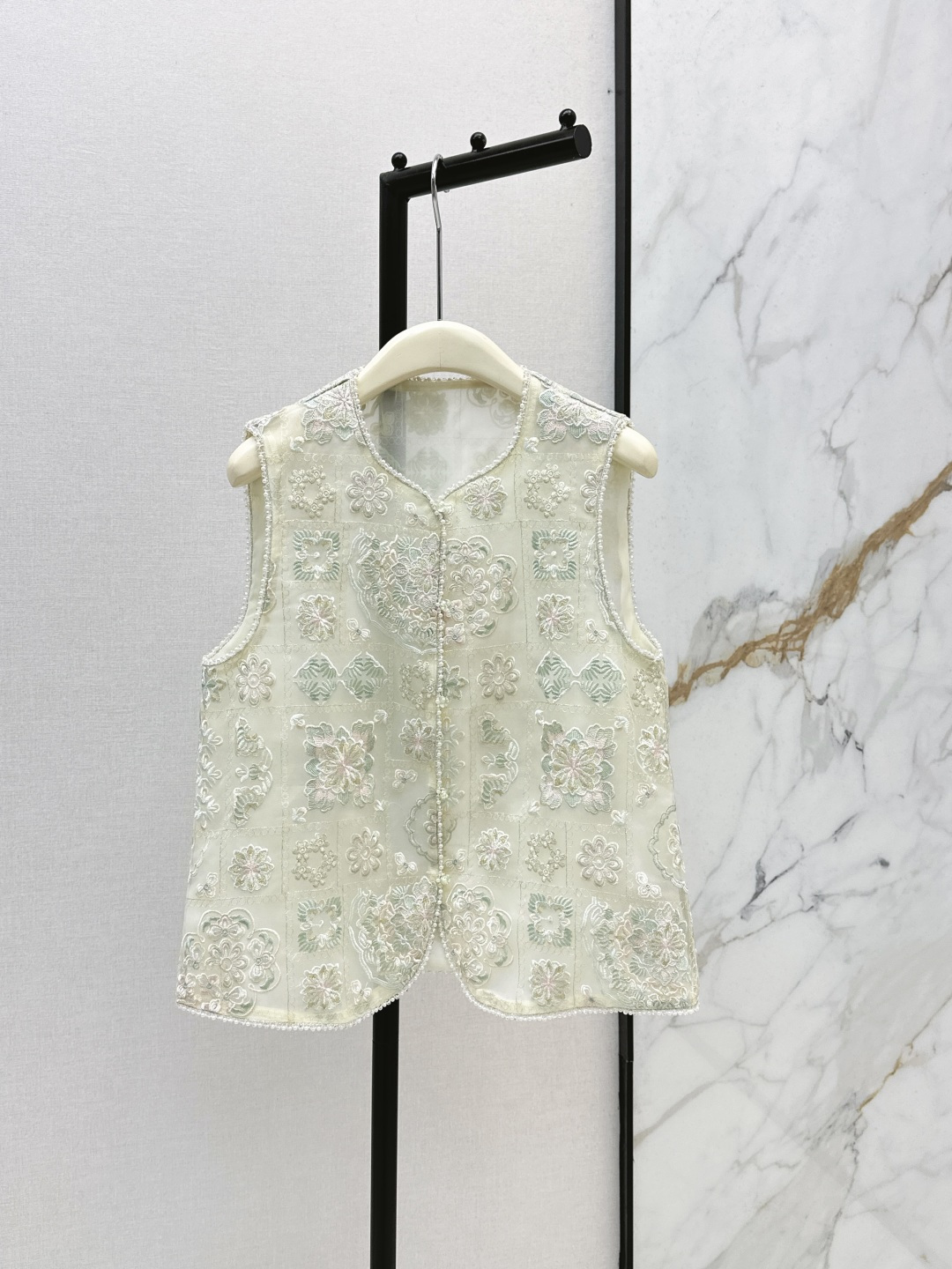 NO:799082,Rich and Charming Series 26Ss————The latest new Chinese-style Chinese-style vest for spring and summer. Proper elegance and high-end. Very heavy-duty embroidered floral patterns. Own calm nobility. It combines oriental aesthetics. A dignified and generous feeling. The classic version is not picky.19860909富贵迷人系列 26Ss————春夏最新款新中式国风马甲 妥妥的优雅和高级 非常重工的刺绣花卉图案 自有的冷静贵气 集合了东方的美学 端庄大方的感觉 经典版型不挑人 H剪裁箱型适合各种身材 两色现货发售smlxl,,,Women's clothing