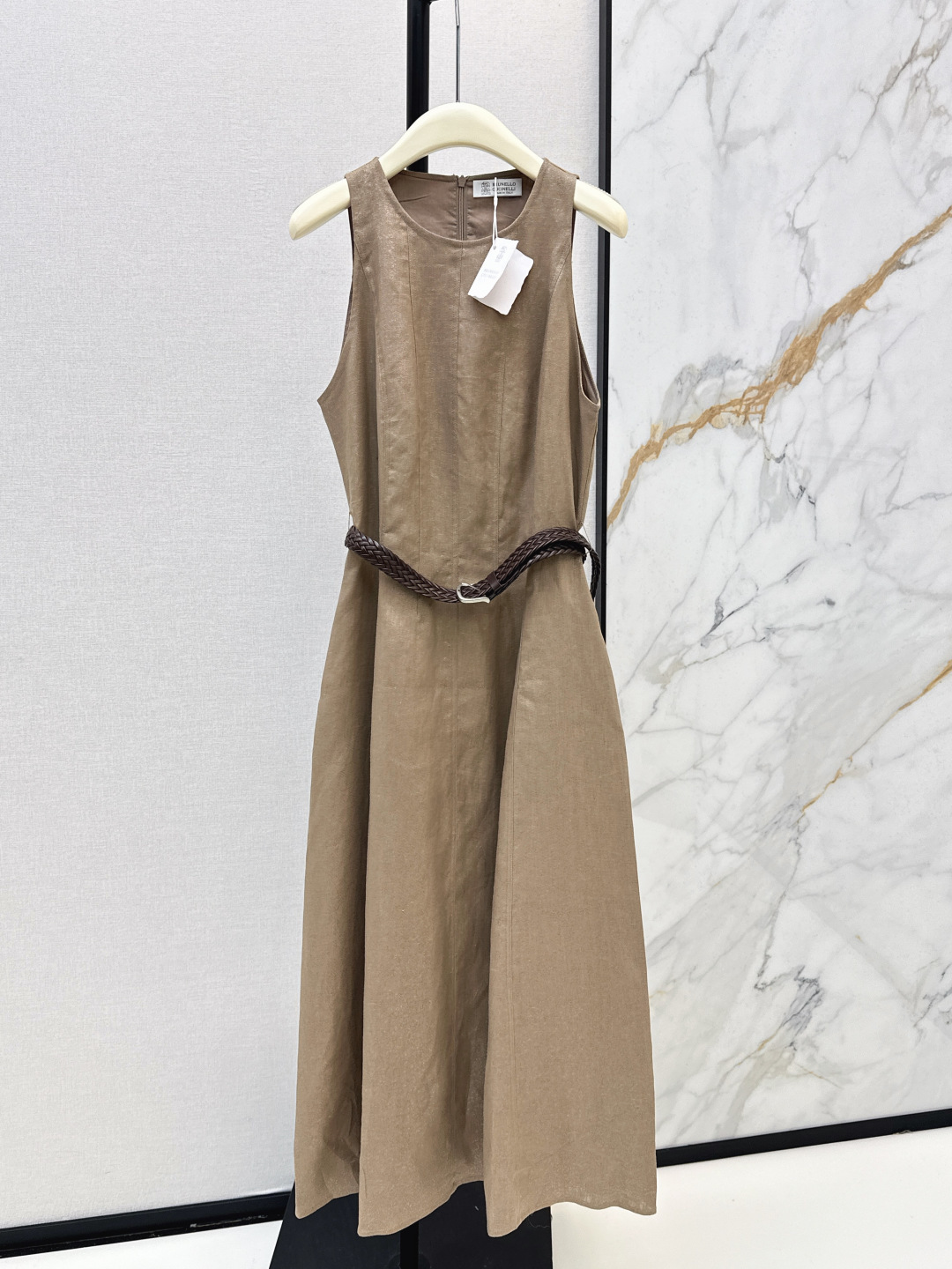 NO:799079,Bc 26Ss————The latest spring and summer linen sleeveless long dress, Italian luxury minimalist style, cool and gentle, classic H umbrella-shaped large skirt, the version is not picky and super slim, it can be layered and worn alone. Delivery belt, two colors are available for sale sml,,skirts,19860909Bc 26Ss————春夏最新款亚麻无袖长款连衣裙意式奢华极简风 飒爽温柔经典H伞状大裙摆版型不挑人上身超显瘦 叠搭单穿都不错 配送腰带 两色现货发售sml,,skirts,,Women's clothing