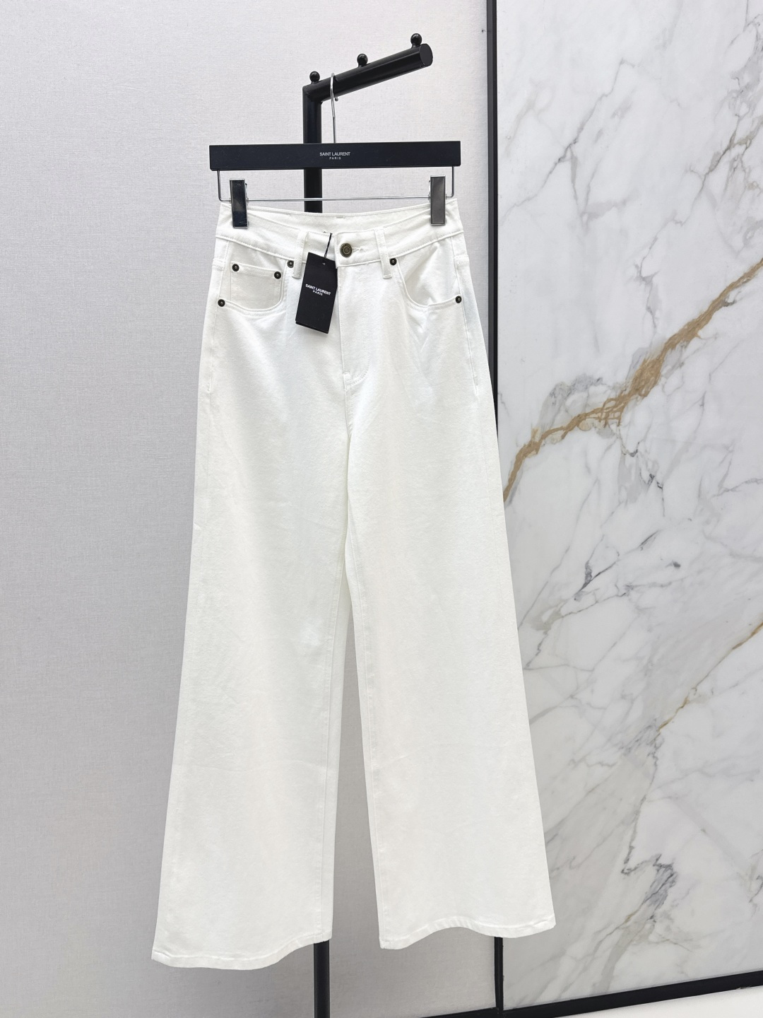 NO:799558,240SL 26Ss————The latest straight-leg jeans for early spring. The whole piece is three-dimensional. It is all-around exquisite and can be worn by celebrities. The upper body is super covered and the legs are slim. It is a great item to match. It is simple and refreshing. It has a refreshing and fashionable sense of high-end. It is elegant and fashionable in daily life. It is very versatile. The color is very beautiful. The fabric is high-end and texture. A must-have for dates and shopping. One color ready for sale smlxlxxl,,loro piana,jeans,19860909240SL 26Ss————早春最新款直筒牛仔裤 整件立体剪裁 全方位精致做明星穿搭 上身超级遮肉显瘦 超拉腿部比例 巨好搭配的单品 简简单单 穿出清爽时髦的高级感 日常优雅又时髦巨百搭 颜色很好看 面料高级又有质感 约会逛街必备 一色现货发售smlxlxxl,,loro piana,jeans,,Women's clothing