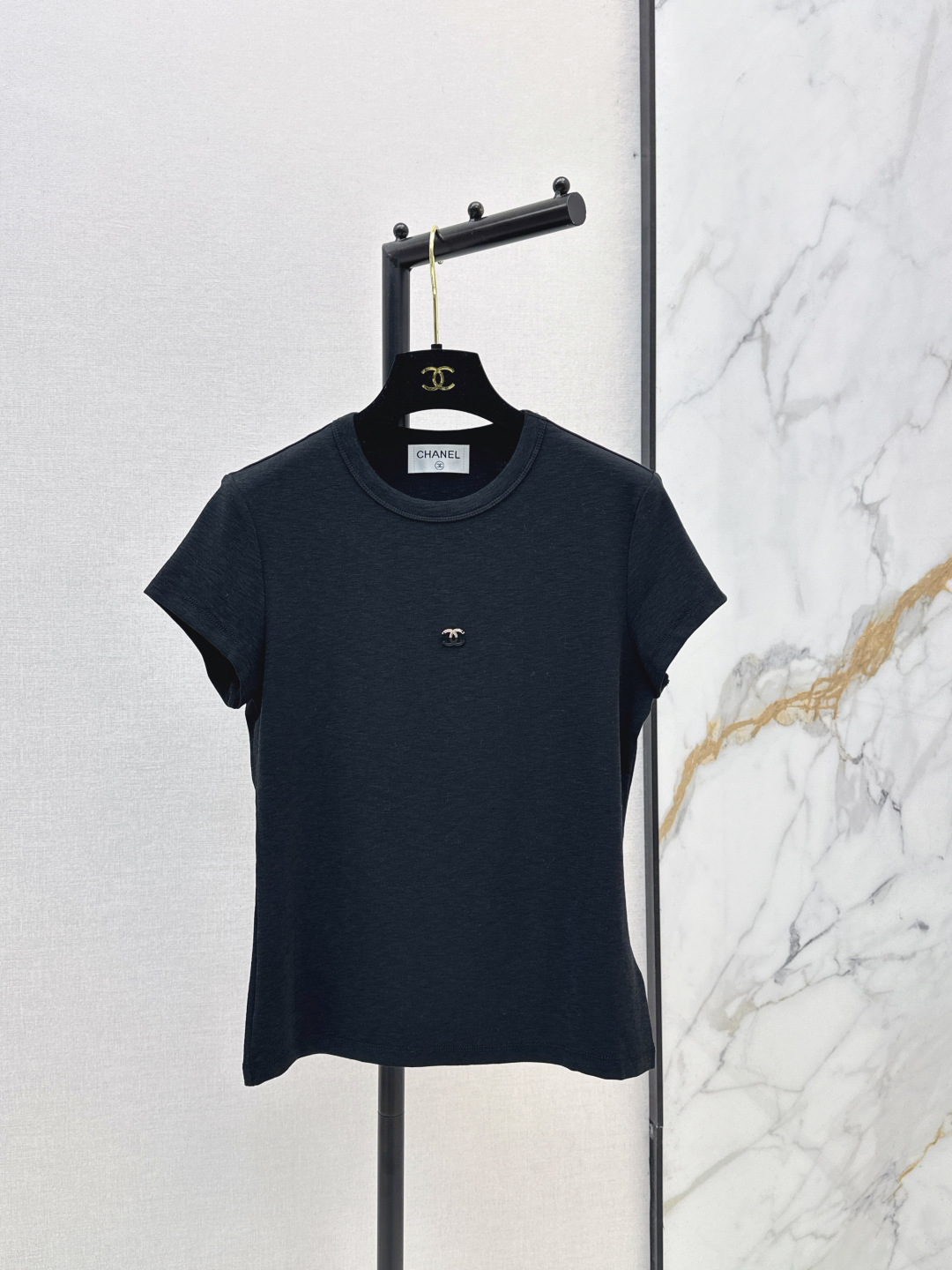 NO:799555,C Home 26Ss————The latest spring and summer slim-fitting T-shirt with logo hardware decoration. The iconic double C logo is used on the chest. The metallic texture is high-end and the design is highly recognizable. It is full of light luxury. Highly elastic and skin-friendly fabric. It is breathable and not sweaty. It is super comfortable to wear in spring and summer. The double C metal logo on the chest is too delicate. It has a low-key and light luxury feeling. Two colors are available for sale in sml, chanel, tees, t-shirt,19860909C家 26Ss————春夏最新款logo五金装饰修身T恤 胸前采用标志性双C logo 金属质感高级 设计辨识度拉满 轻奢感十足 高弹亲肤面料 透气不闷汗 春夏穿超舒服 胸口的双C金属标太精致了 低调轻奢感拉满 两色现货发售sml,,chanel,tees，t-shirt,,Women's clothing