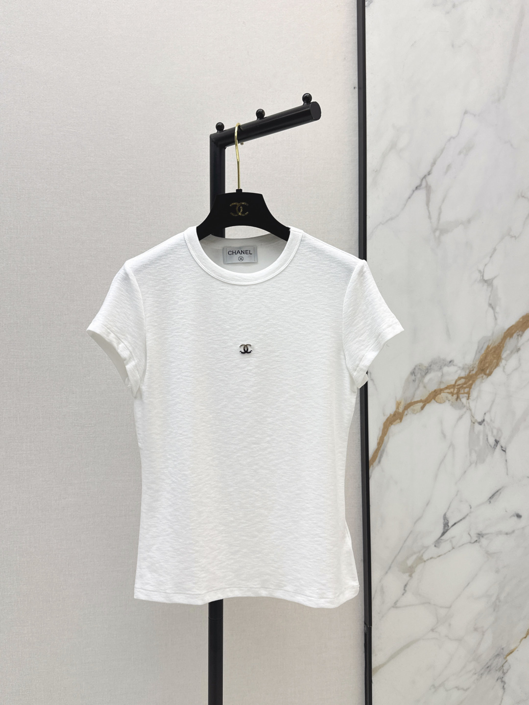 NO:799552,C Home 26Ss————The latest spring and summer slim-fitting T-shirt with logo hardware decoration. The iconic double C logo is used on the chest. The metallic texture is high-end and the design is highly recognizable. It is full of light luxury. Highly elastic and skin-friendly fabric. It is breathable and not sweaty. It is super comfortable to wear in spring and summer. The double C metal logo on the chest is too delicate. It has a low-key and light luxury feeling. Two colors are available for sale in sml, chanel, tees, t-shirt,19860909C家 26Ss————春夏最新款logo五金装饰修身T恤 胸前采用标志性双C logo 金属质感高级 设计辨识度拉满 轻奢感十足 高弹亲肤面料 透气不闷汗 春夏穿超舒服 胸口的双C金属标太精致了 低调轻奢感拉满 两色现货发售sml,,chanel,tees，t-shirt,,Women's clothing