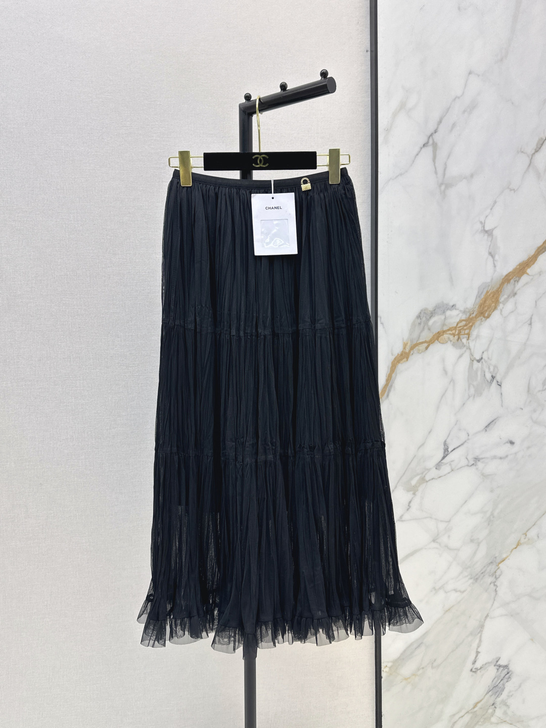 NO:799549,C Home 26Ss————The latest spring and summer model of rhombus bag logo, pleated mesh, large hem, pleated skirt, inlaid with rhombus pattern handbag-shaped metal logo at the waist, embossed double C logo, full of high-quality texture and high recognition, full of light luxury. It is the finishing touch of the whole skirt. Layered pleat design, rich layering. The skirt is spliced with mesh earrings. Smart and elegant three-layer hem + mesh earrings. It is full of atmosphere when walking.  The elastic waist design is not flattering on your figure. Two colors are available for sale now, sml, chanel, skirts,19860909C家 26Ss————春夏最新款菱格包标压褶网纱大裙摆压褶半裙腰头处镶嵌菱格纹手提包造型金属标 浮雕双C logo 质感高级辨识度拉满 轻奢感十足 是整件裙子的点睛之笔 分层压褶设计 层次感丰富 裙摆拼接网纱木耳边 灵动飘逸三层大摆+网纱木耳边 行走间全是氛围感 松紧腰设计不挑身材 两色现货发售sml,,chanel,skirts,,Women's clothing
