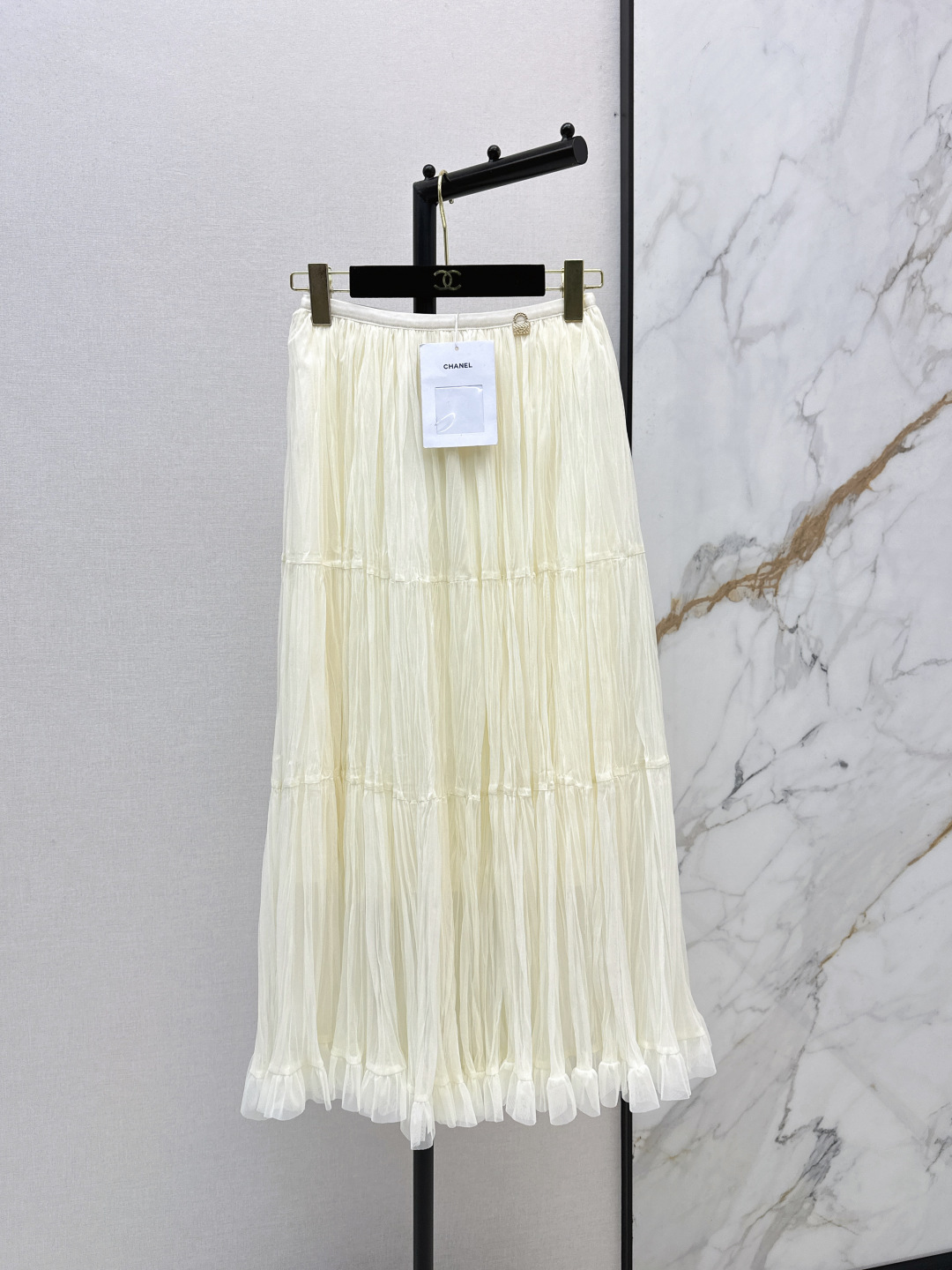 NO:799547,C Home 26Ss————The latest spring and summer model of rhombus bag logo, pleated mesh, large hem, pleated skirt, inlaid with rhombus pattern handbag-shaped metal logo at the waist, embossed double C logo, full of high-quality texture and high recognition, full of light luxury. It is the finishing touch of the whole skirt. Layered pleat design, rich layering. The skirt is spliced with mesh earrings. Smart and elegant three-layer hem + mesh earrings. It is full of atmosphere when walking.  The elastic waist design is not flattering on your figure. Two colors are available for sale now, sml, chanel, skirts,19860909C家 26Ss————春夏最新款菱格包标压褶网纱大裙摆压褶半裙腰头处镶嵌菱格纹手提包造型金属标 浮雕双C logo 质感高级辨识度拉满 轻奢感十足 是整件裙子的点睛之笔 分层压褶设计 层次感丰富 裙摆拼接网纱木耳边 灵动飘逸三层大摆+网纱木耳边 行走间全是氛围感 松紧腰设计不挑身材 两色现货发售sml,,chanel,skirts,,Women's clothing