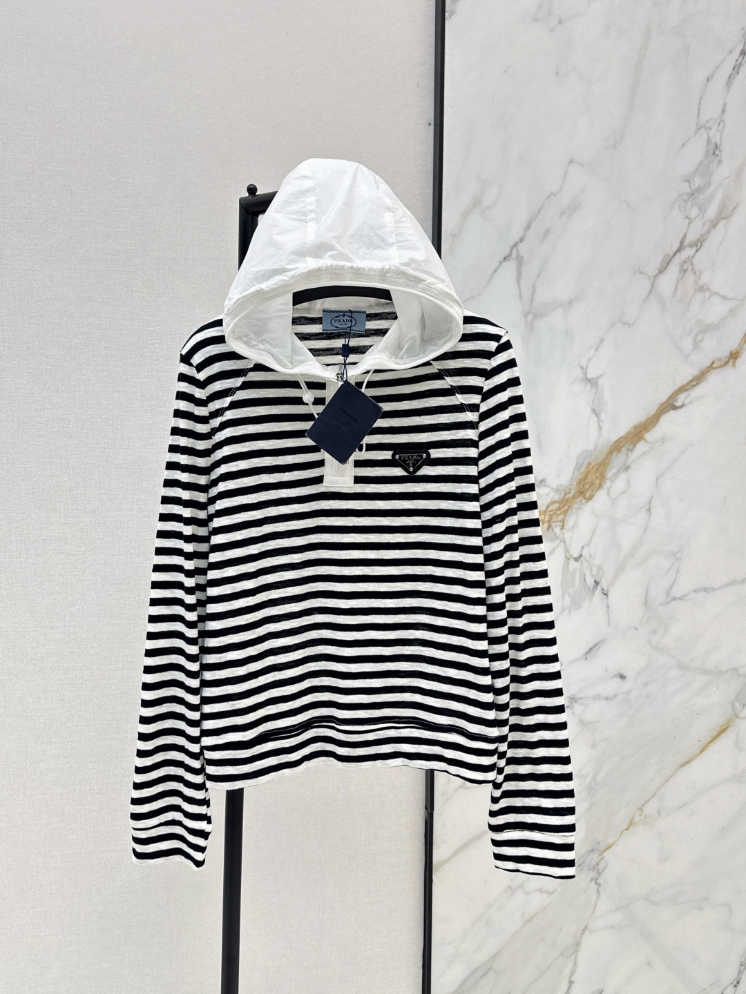 NO:799544,PD 26Ss————The latest spring and summer half-zip hooded long-sleeved top with triangle logo. Half-zipper opening and closing design. The height of the neckline can be adjusted freely to create different dressing styles. The zipper texture is smooth and the opening and closing is smooth. The hat body is made of contrasting nylon fabric. It is stiff and stylish and not easy to collapse. It forms a layered contrast with the body. The design is full. The brand's classic black triangle metal logo is inlaid on the left chest. It is fashionable. Two colors are available for sale sml,,hats,19860909PD 26Ss————春夏最新款三角标半拉链连帽长袖上衣 半拉链开合设计 可自由调节领口高度 打造不同穿搭风格 拉链质感顺滑 开合流畅 帽身采用撞色尼龙面料 挺括有型不易软塌 与衣身形成层次对比 设计感拉满 左胸处镶嵌品牌经典黑色三角金属标 时髦感加分 两色现货发售sml,,hats,,Women's clothing