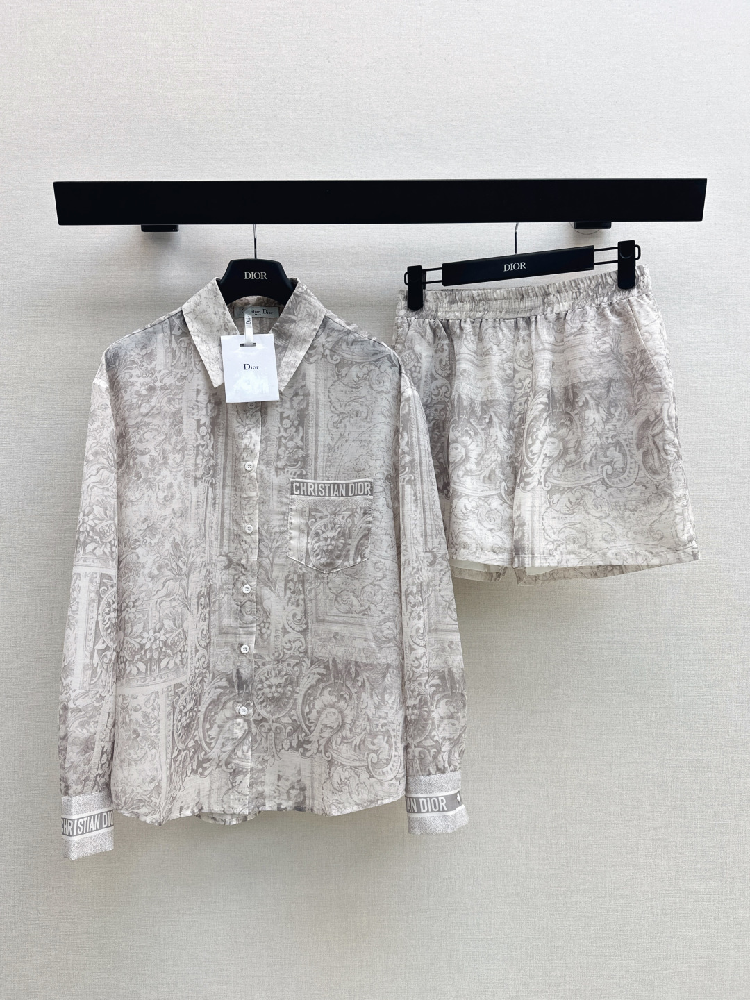 NO:799538,CD 26Ss————The latest jungle print suit shirt in spring and summer is slightly see-through, vaguely fashionable and discreet, cute style, full of small details, exquisite workmanship, age-reducing fashion, good hold style, won the heart of fairies, soft and textured, one set available, ready for sale in one color, sml,,19860909CD 26Ss————春夏最新款丛林印花套装衬衣微透视 若隐若现时尚小心机 可A可乖的风格,满满小细节太加分 做工精致 减龄时尚 好HOLD住造型 深得仙女心 柔软有质感 一套出 一色现货发售sml,,,Women's clothing