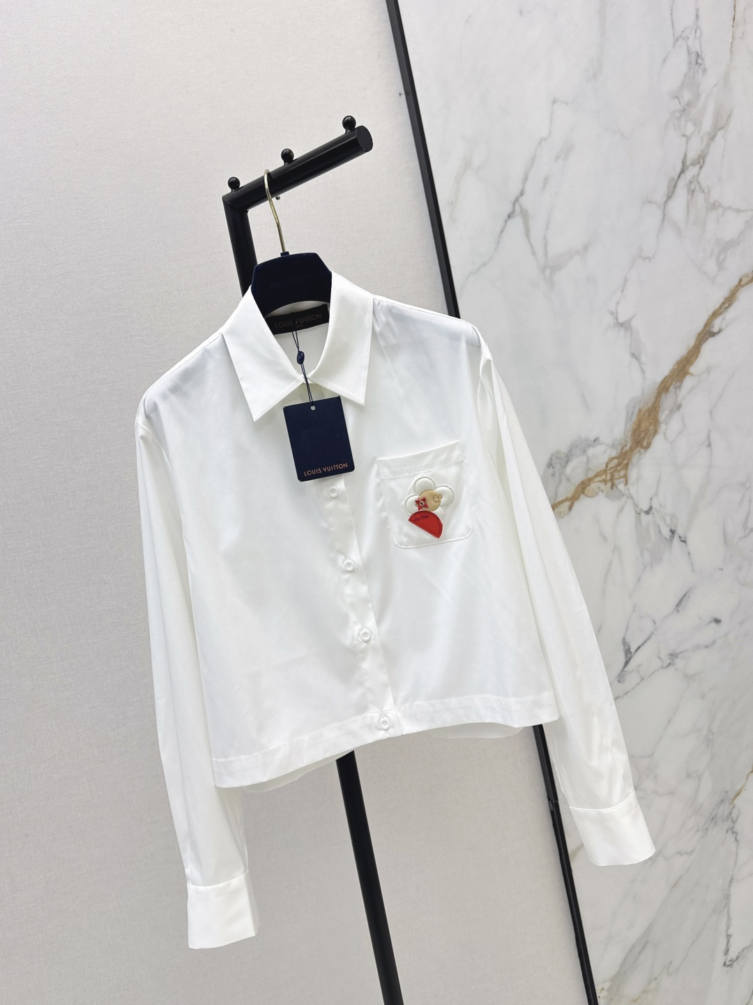 NO:799535,L Family 26Ss————The latest spring and summer pocket embroidery decorated shirt, low-key luxury three-dimensional tailoring, streamlined line design, noble and elegant, and full of gentle and intellectual temperament. Imported special materials will be amazing when you receive it. The texture of the customized fabric is awesome. One color ready for sale sml,, louis vuitton, shirts,19860909L家 26Ss————春夏最新款口袋刺绣装饰衬衫低调奢华立体剪裁 精简线条感设计 高贵典雅又尽显温柔知性的气质 进口特殊材质 收到手会很惊艳 定制面料质感超赞 一色现货发售sml,,louis vuitton,shirts,,Women's clothing