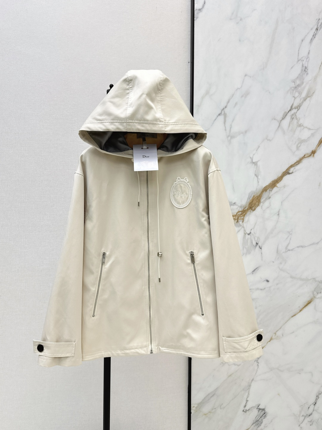 NO:799559,CD 26Ss————The latest logo embroidered hooded windbreaker jacket for spring and summer. British style. Classic design. The upper body is exquisite and capable. Easy to match. Customized imported fabrics are crisp and stylish. Full of high-end feel. Two colors available for sale smlxl,,jackets & coats,hats,19860909CD 26Ss————春夏最新款logo刺绣连帽风衣外套 英伦风气质 经典款设计 上身精致又干练得体 搭配起来随心应手 定制的进口面料挺括有型 满满的高级感 两色现货发售smlxl,,jackets & coats,hats,,Women's clothing