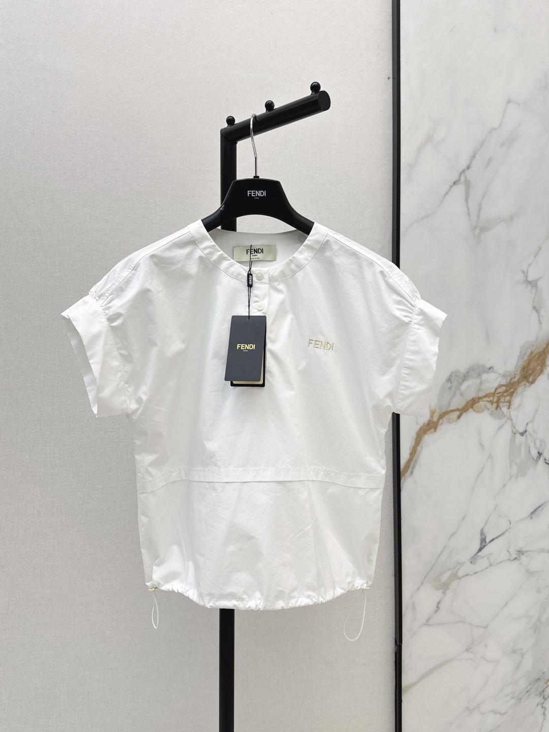 NO:799554,FD 26Ss————The latest spring and summer drop shoulder design letter embroidery shirt, low-key luxury three-dimensional tailoring, streamlined line design, noble and elegant, and full of gentle and intellectual temperament. Imported special materials will be amazing when you receive it. The texture of the customized fabric is awesome. One color ready for sale sml,, shirts,19860909FD 26Ss————春夏最新款落肩设计字母刺绣衬衫低调奢华立体剪裁 精简线条感设计 高贵典雅又尽显温柔知性的气质 进口特殊材质 收到手会很惊艳 定制面料质感超赞 一色现货发售 sml,,shirts,,Women's clothing