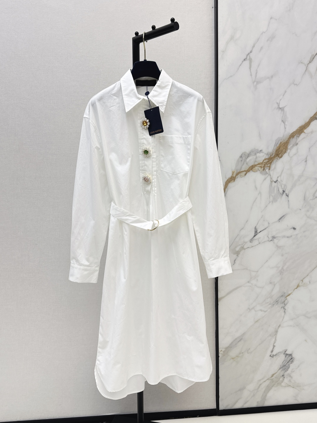 NO:799551,L Family 26Ss————The latest spring and summer long dress decorated with flower beading buttons, low-key luxury three-dimensional tailoring, streamlined line design, noble and elegant, and full of gentle and intellectual temperament. Imported special materials will be amazing when you receive it. The texture of the customized fabric is amazing. One color ready for sale sml,, louis vuitton, skirts,19860909L家 26Ss————春夏最新款花朵钉珠纽扣装饰长款连衣裙低调奢华立体剪裁 精简线条感设计 高贵典雅又尽显温柔知性的气质 进口特殊材质 收到手会很惊艳 定制面料质感超赞 一色现货发售sml,,louis vuitton,skirts,,Women's clothing