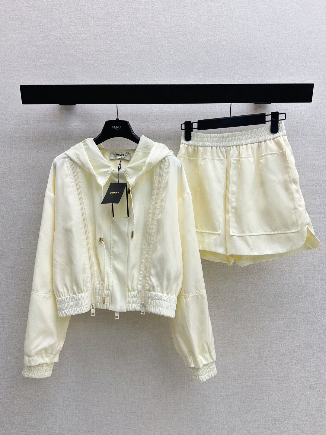 NO:799548,FD 26Ss————The latest casual suit for spring and summer, the whole piece is three-dimensionally tailored. It is all-round and exquisite. The upper body is super covered and the body is slimming. It is super slimming. It is simple and stylish. It has a refreshing and fashionable sense of high-end. It is elegant and fashionable in daily life. It is very versatile. The color is very beautiful. The fabric is high-end and textured. One set is available. One color ready for sale sml,,19860909FD 26Ss————春夏最新款休闲套装整件立体剪裁 全方位精致做上身超级遮肉显瘦 超拉腿部比例 简简单单 穿出清爽时髦的高级感 日常优雅又时髦巨百搭 颜色很好看 面料高级又有质感 一套出 一色现货发售sml,,,Women's clothing