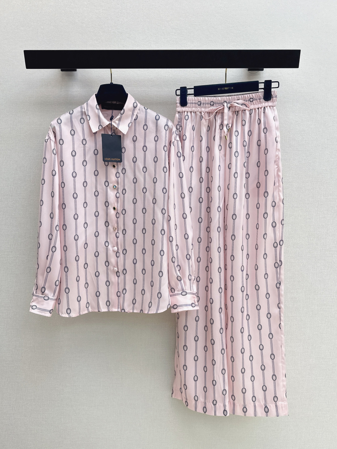 NO:799546,L’s 26Ss————The latest spring and summer chain print suit has a cute style. It’s full of small details and is a plus. It’s exquisite in workmanship. It’s fashionable for reducing age. It has a good hold style. It won the hearts of fairies. It’s soft and textured. It comes in one set. One color ready for sale sml,, louis vuitton,19860909L家 26Ss————春夏最新款链条印花套装可A可乖的风格 满满小细节太加分 做工精致 减龄时尚 好HOLD住造型 深得仙女心 柔软有质感 一套出 一色现货发售sml,,louis vuitton,,Women's clothing