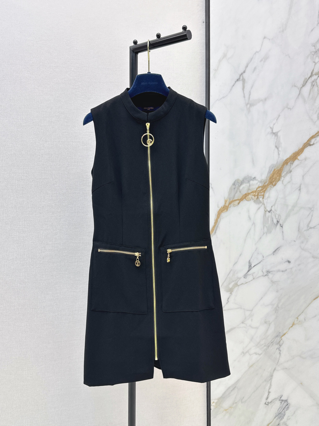 NO:799534,L Family 26Ss————The latest spring and summer gold zipper design sleeveless dress classic design. The upper body is exquisite and capable. It can be matched easily. The customized imported fabric is crisp and stylish. Full of high-end sense. One color ready for sale sml,, louis vuitton, skirts,19860909L家 26Ss————春夏最新款金色拉链设计无袖连衣裙经典款设计 上身精致又干练得体 搭配起来随心应手 定制的进口面料挺括有型 满满的高级感 一色现货发售sml,,louis vuitton,skirts,,Women's clothing
