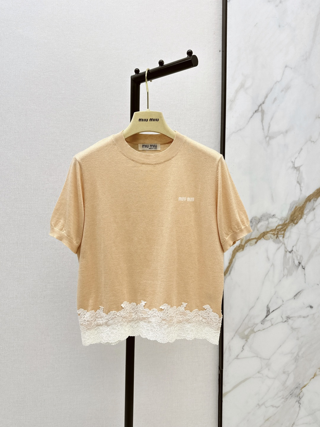 NO:799533,Miu 26Ss————The latest spliced ​​lace round neck short-sleeved sweater for spring and summer. Soft knitted fabric. Comfortable and breathable. Very suitable for spring and autumn. Full of college style. The loose version is super friendly to the body. Easily cover the flesh and make you slim. Low-key and versatile. It can be easily used for commuting and dating. Four colors are available for sale sml,,miumiu,T-shirt,19860909Miu 26Ss————春夏最新款拼接蕾丝花边圆领短袖针织衫柔软针织面料 舒适透气 春秋季节超适合 学院风满满 宽松版型对身材超友好 轻松遮肉显瘦 低调百搭通勤约会日常都能轻松驾驭 四色现货发售sml,,miumiu,T-shirt,,Women's clothing