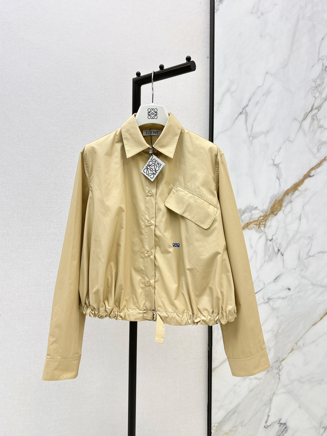 NO:799527,Loe 26Ss————The latest spring and summer high-intelligence fashionable and well-designed shirt jacket with modern and fashionable pleated hem design. It is easy to create a short silhouette. The classic loose version is easy to match, versatile and fashionable!  Breast pocket + new logo embroidery is super recognizable. Lightweight poplin fabric, comfortable and breathable to wear. Customized hardware accessories. Four colors ready for sale. SML,, loewe, jackets & coats, shirts,19860909Loe 26Ss————春夏最新款高智感时髦精穿搭设计感衬衫外套摩登时髦抽褶下摆设计 轻松打造短款廓形 经典宽松版型不挑人百搭又时髦！胸前口袋+全新logo刺绣超有辨识度 轻盈府绸面料 穿着舒适透气 定制五金配件 四色现货发售sml,,loewe,jackets & coats,shirts,,Women's clothing