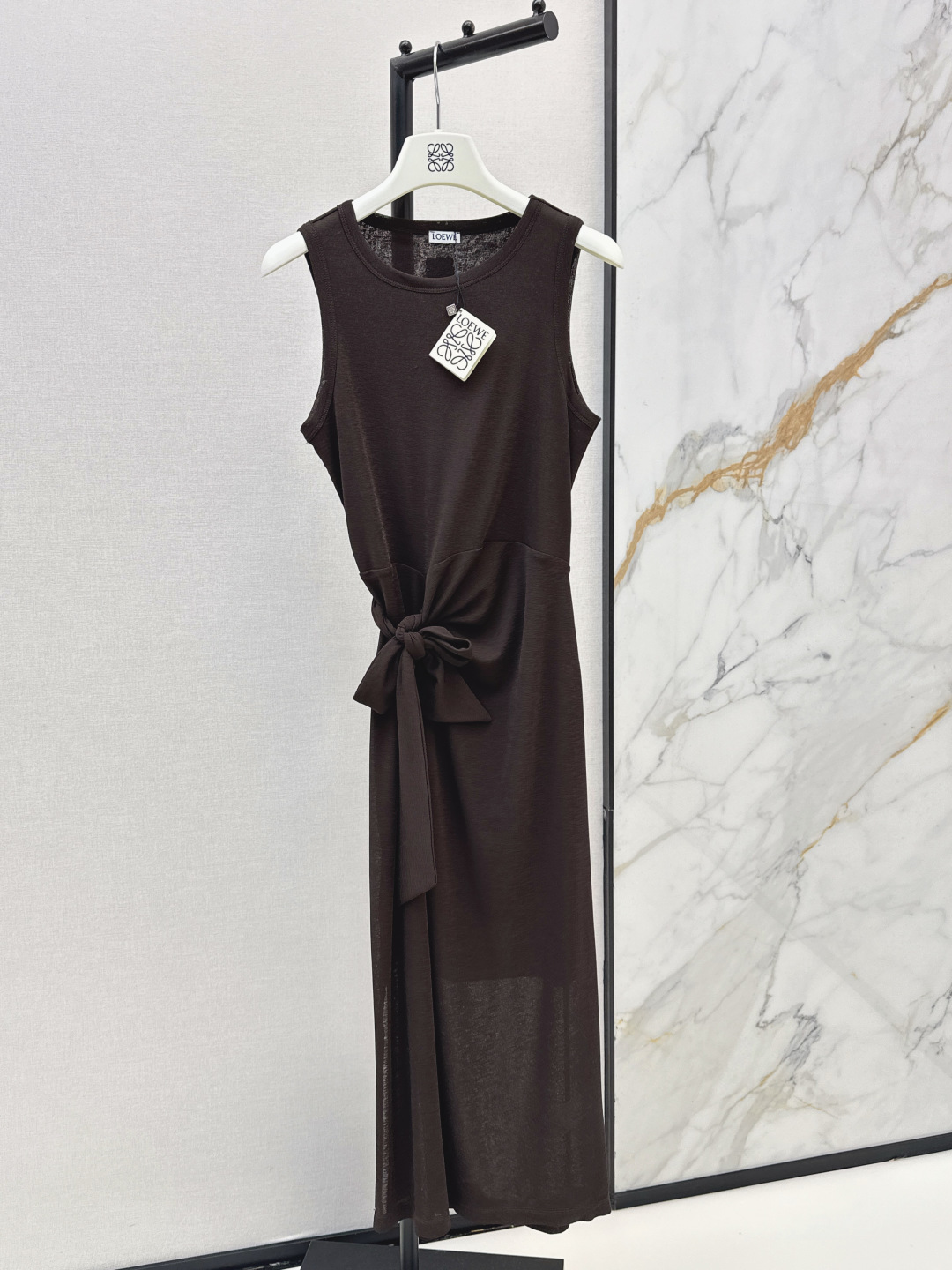 NO:799525,Loe 26Ss————The latest spring and summer long dress with waist tie design. The fabric is elastic. The waist has double-sided tie design. It can easily modify the waist to look slim and hide the flesh. It can also have a sense of shape. It is not monotonous at all. The slit design at the hem stretches the proportion of the legs to the longest. The classic logo is embroidered on the back. Two colors are available for sale sml, loewe, skirts,19860909Loe 26Ss————春夏最新款腰部系带设计长款连衣裙 面料带有弹性 腰部双侧系带设计 轻松修饰腰部显瘦又藏肉 又可以带有造型感 一点也不会单调 下摆开叉设计 更是将腿部比例拉到最长 后背刺绣经典logo 两色现货发售sml,,loewe,skirts,,Women's clothing