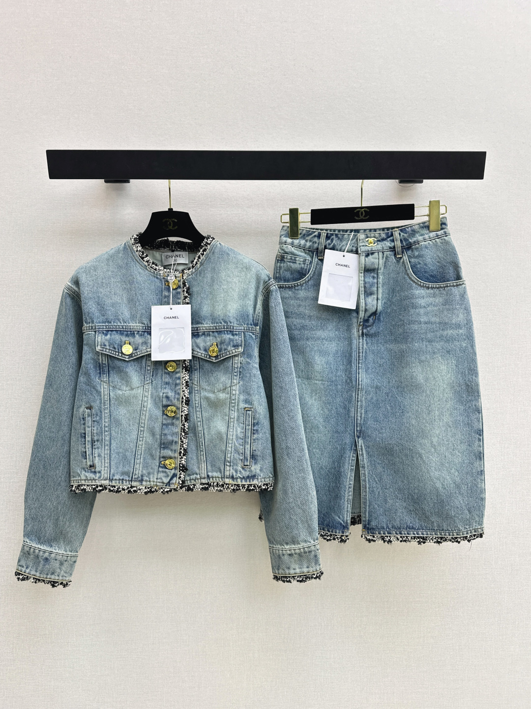 NO:799517,C Home 26Ss————The latest coco girl outfit for spring and summer, nostalgic washed denim jacket, coat, woven tweed hemming decoration, classic short version, super stacking artifact, customized enzyme washed denim fabric, a must-have item for Bai Fumei, huge slimming upper body, high weave count organic pure cotton denim texture, soft and delicate, nostalgic retro washed fashionable and high-end tone, recommended to match, one color ready for sale sml,, chanel, jackets &  coats,jackets & coats,19860909C家 26Ss————春夏最新款coco女孩穿搭怀旧洗水丹宁牛仔夹克外套编织粗花呢包边装饰 经典短款版型超级叠搭神器 定制酵素洗水牛仔面料 白富美必入单品 版型上身巨显瘦 高织数有机纯棉牛仔质感柔软细腻 怀旧复古洗水时髦又高级的调调 推荐一套搭配 一色现货发售sml,,chanel,jackets & coats,jackets & coats,,Women's clothing