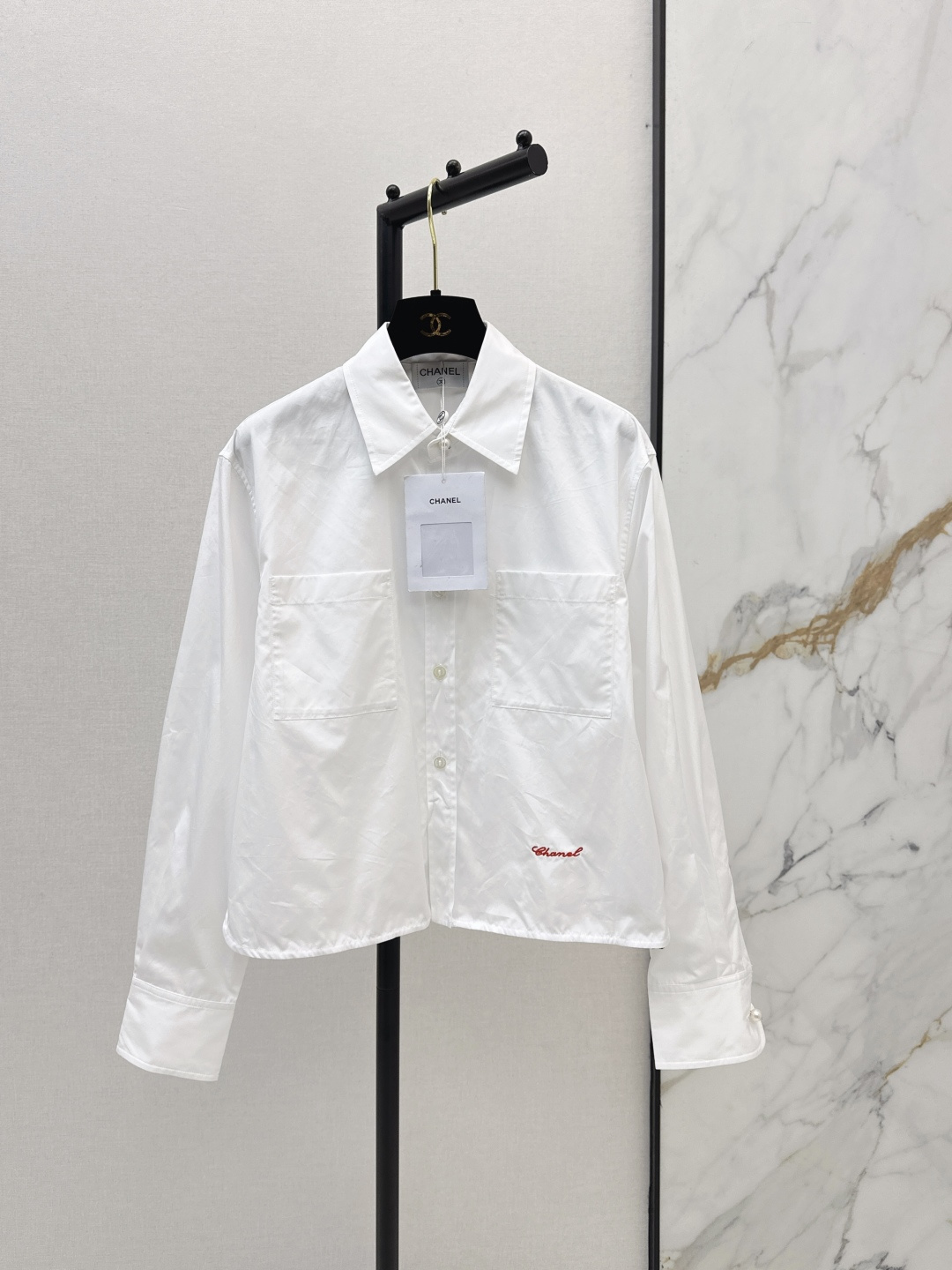 NO:799515,Jennie's same style, C's 26Ss - the latest Coco girl's French pearl button shirt for spring and summer. Classic chain webbing edge design. Imported poplin cotton fabric is light, comfortable and has a great texture. Red label embroidered pearl button decoration. Age-reducing girl style. The short version is versatile and not picky. Bai Fumei must have high-end fashionable versatile items. Two colors are available for sale sml,, chanel, shirts,19860909Jennie同款 C家 26Ss————春夏最新款Coco女孩法式珍珠扣衬衫 经典链条织带边设计 进口府绸棉面料轻盈舒适质感超赞 红标刺绣珍珠扣装饰 减龄少女风绝绝子 小短款版型百搭不挑人 白富美必入高级时髦百搭单品 两色现货发售sml,,chanel,shirts,,Women's clothing