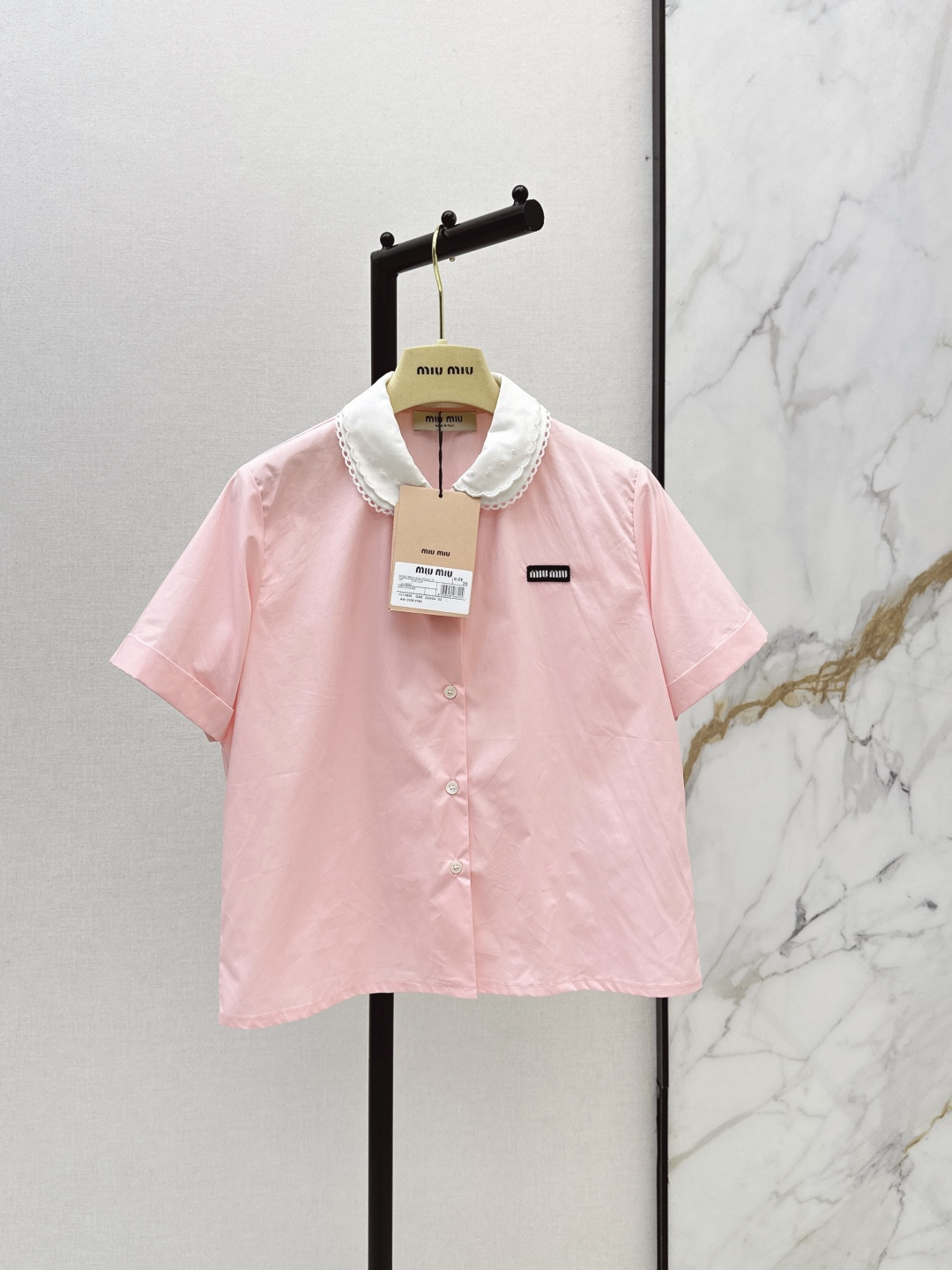 NO:799530,Miu 26Ss————The latest new style of spring and summer intellectual college style fake two-piece shirts for age-reducing wear. H small and short style, sweet and cool for age-reducing wear. The upper body is not picky and slimming. The texture of imported 100% pure cotton fabric is awesome. One color ready for sale sml,,miumiu,shirts,19860909Miu 26Ss————春夏最新款新款知性分子学院风假两件衬衫减龄缪系穿搭 H小短款甜酷兼备减龄穿搭 不挑人版型上身巨显瘦 进口百分百纯棉面料质感超赞 一色现货发售sml,,miumiu,shirts,,Women's clothing