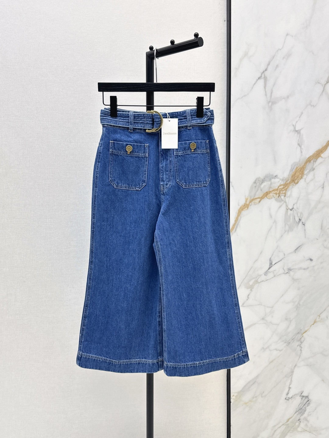 NO:799524,Zim 26Ss————The latest spring and summer versatile workwear style denim shorts are retro and sweet and cool. The high-waisted three-dimensional tailoring is elegant and can be sweet or salty. The version is not picky, versatile and fashionable. Highly recommended item. Imported pure cotton denim reactive wash texture is great. One color ready for sale sml,,19860909Zim 26Ss————春夏最新款百搭工装风牛仔五分裤复古又甜酷 高腰版型立体剪裁优雅可甜可盐 版型不挑人百搭又时髦 强烈推荐单品 进口纯棉牛仔活性洗水质感超赞 一色现货发售sml,,,Women's clothing