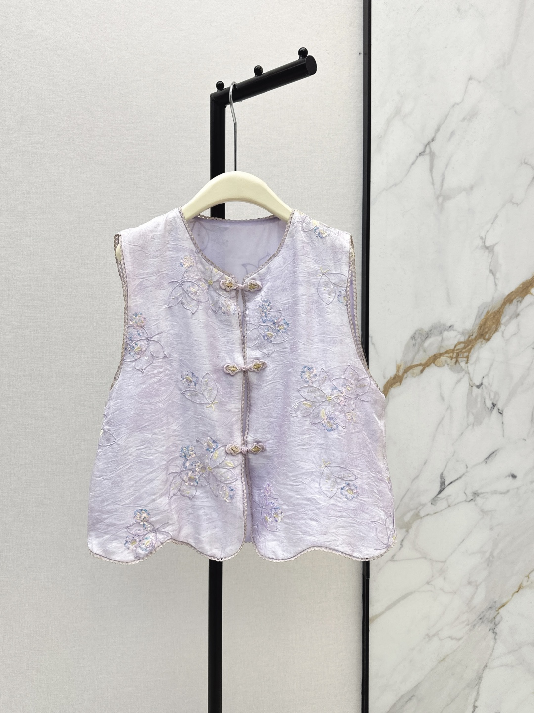NO:799522,Rich and Charming Series 26Ss————The latest new Chinese-style Chinese-style vest for spring and summer. Proper elegance and high-end. Very heavy-duty embroidered floral patterns. Own calm nobility. It combines oriental aesthetics. A dignified and generous feeling. The classic version is not picky.19860909富贵迷人系列 26Ss————春夏最新款新中式国风马甲 妥妥的优雅和高级 非常重工的刺绣花卉图案 自有的冷静贵气 集合了东方的美学 端庄大方的感觉 经典版型不挑人 H剪裁箱型适合各种身材 两色现货发售smlxl,,,Women's clothing