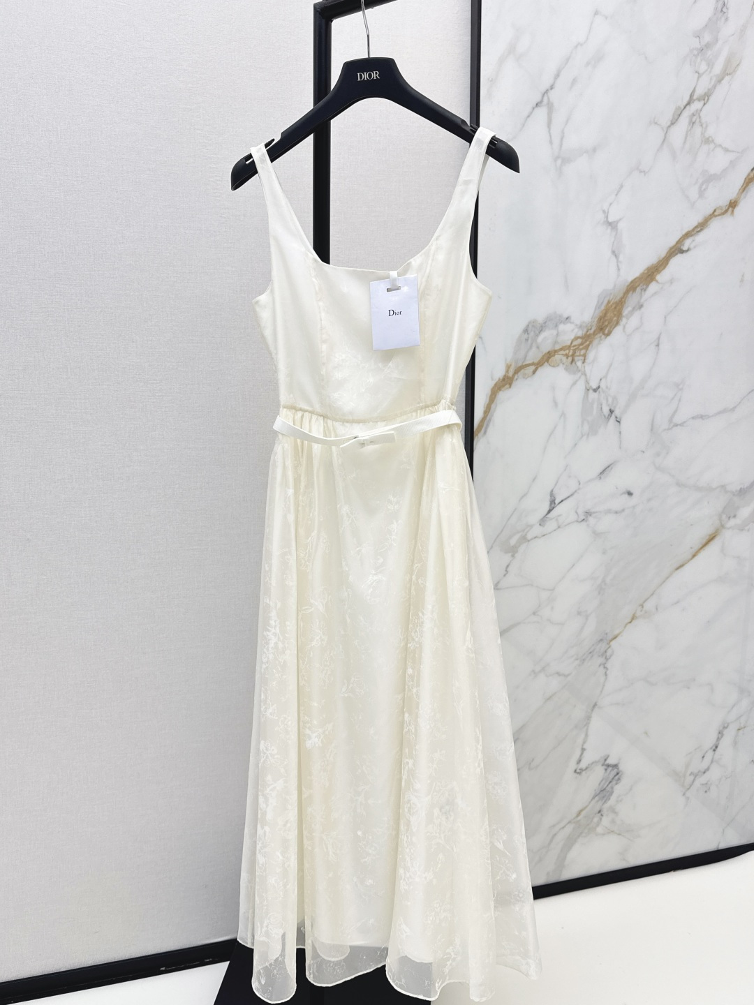 NO:799520,CD 26Ss————The latest off-white jacquard square-neck long dress for spring and summer, which has the right balance of gentleness and luxury. The classic square-neck + wide shoulder strap design neatly modifies the shoulder and neck lines while ensuring a sense of stability. The waist is made of thin belts of the same color + small bows to make the waist high and instantly elongate the proportion of the lower body. The A-line hem that is narrow at the top and wide at the bottom has a great drape. The exquisite dark pattern jacquard fabric is gentle and noble. It is a white moonlight item that combines a sense of ritual and practicality.  One color ready for sale smlxl,,skirts,19860909CD 26Ss————春夏最新款米白色提花方领长款连衣裙 把温柔与高级感平衡得恰到好处 经典方领+宽肩带设计利落修饰肩颈线条同时保证穿着的稳妥感 腰部用同色系细腰带+小蝴蝶结做高收腰瞬间拉长下半身比例 上窄下宽的A字大摆垂坠感绝佳精致暗纹提花面料温柔又贵气 是一件兼顾仪式感与实穿性的白月光单品 一色现货发售smlxl,,skirts,,Women's clothing