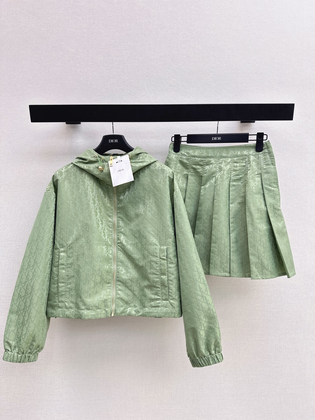 NO:799518,Jacket Skirt CD 26Ss——Early spring latest fashionable retro logo jacquard suit loose hooded jacket + age-reducing pleated skirt Customized jacquard fabric Very good gloss High-end sense overflows the screen Exquisite details Casual suit High-end fashion craftsmanship The perfect version Not picky about body shape Practical and versatile Combination of comfort and function Two colors are separately developed Ready for sale sml,, skirts, jackets & coats, hats,19860909外套 半裙CD 26Ss—————早春最新款时髦复古logo提花套装宽松连帽外套+减龄压褶半裙 定制提花面料 光泽度很好 高级感溢出屏幕 细节精致 休闲套装 高级时装工艺 版型绝绝子 不挑身材 实用百搭 舒适与功能相结合 两色分开发 现货发售sml,,skirts,jackets & coats,hats,,Women's clothing