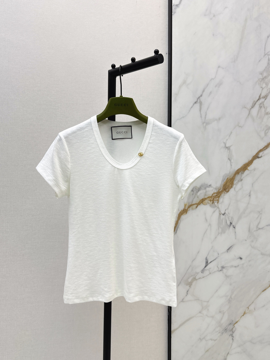 NO:800046,Gu 26Ss————The latest hardware-decorated U-neck T-shirt for spring and summer is very dense and feels super good. It is a really hard-working one. The details are perfect. The regular version. The upper body is not picky at all. It is simple and generous. Three colors are available for sale in sml, tees, and t-shirt.19860909Gu 26Ss————春夏最新款五金装饰U领T恤密度很高手感超好 真的费劲心血的一款 细节完美 常规版型 上身完全不挑人简单大方 三色现货发售sml,,tees，t-shirt,,Women's clothing