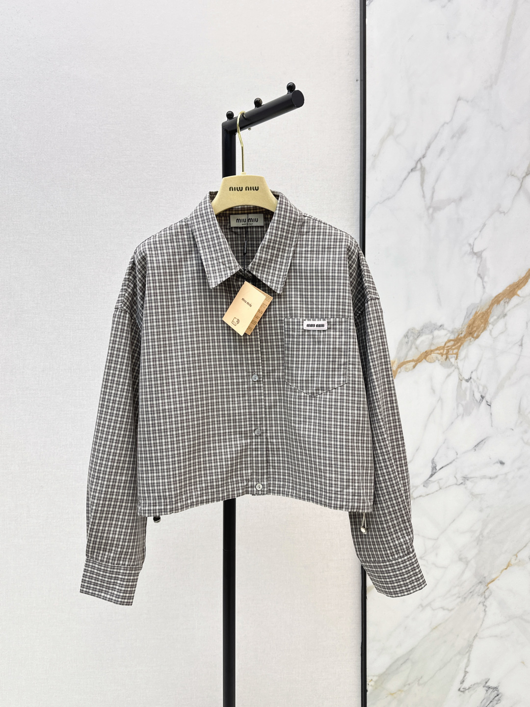 NO:800043,Miu 26Ss————The latest style of western-style plaid shirt for spring and summer ready-to-wear, full of texture, elegant and temperamental design, suitable for daily OL, wearing classic British fashion, available in one color, sml,,miumiu,shirts,19860909Miu 26Ss————春夏最新款洋气格纹衬衫上身成衣质感十足 优雅气质设计 日常OL都OK 穿搭演绎经典英伦时尚 一色现货发售sml,,miumiu,shirts,,Women's clothing