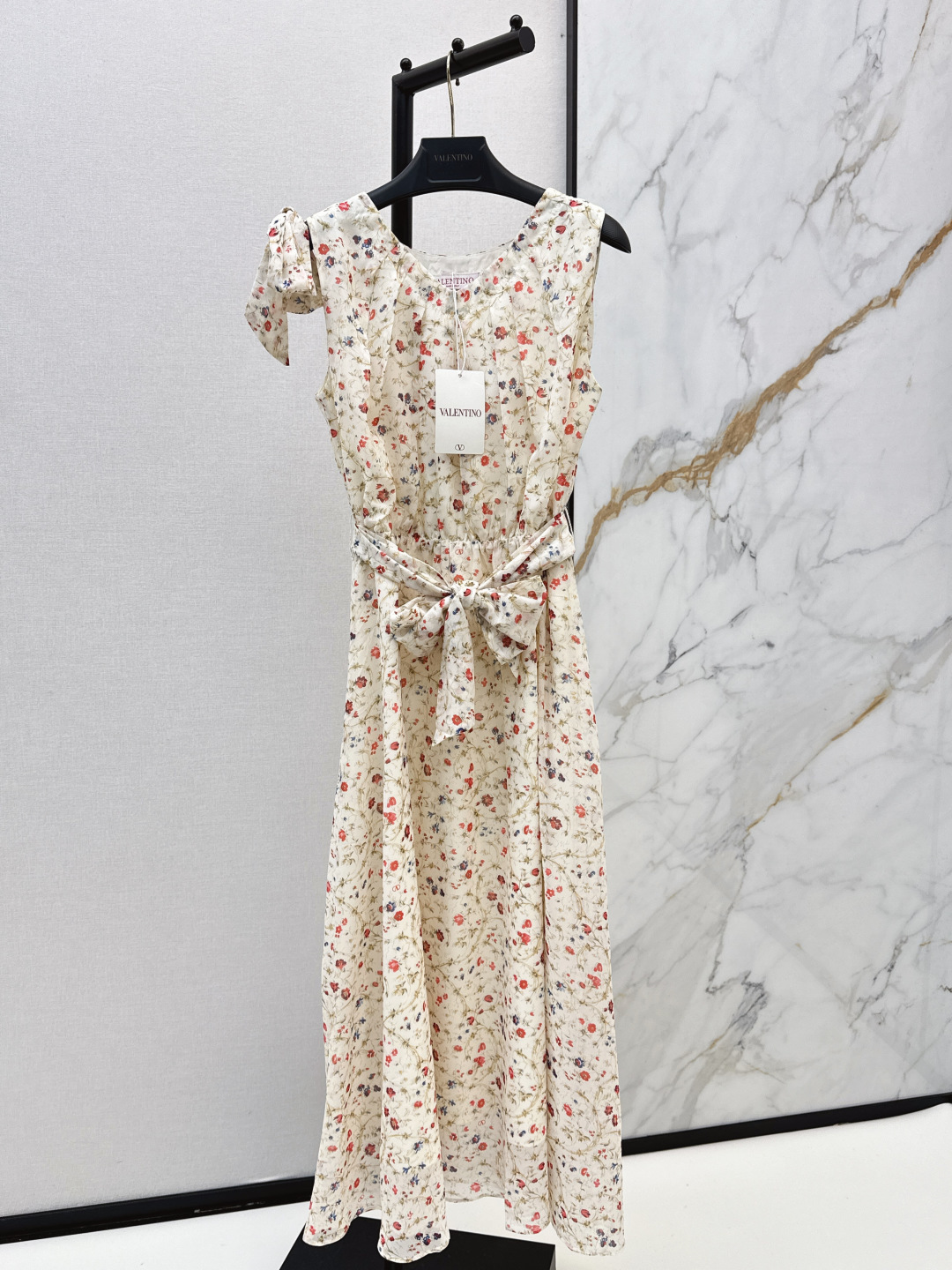 NO:800037,VLTN 26Ss————The latest spring and summer fresh pastoral style sleeveless printed dress is elegant and smart. It is simple and luxurious. The workmanship of the whole dress is very fine. The version is simple and can be seen at a glance. Beautiful and beautiful. One color ready for sale sml,,skirts,19860909VLTN 26Ss————春夏最新款清新田园风无袖印花连衣裙飘逸灵动 简约中流露出高奢 整件衣服做工更是非常精细 版型简单一目了然 美伦美幻 一色现货发售sml,,skirts,,Women's clothing