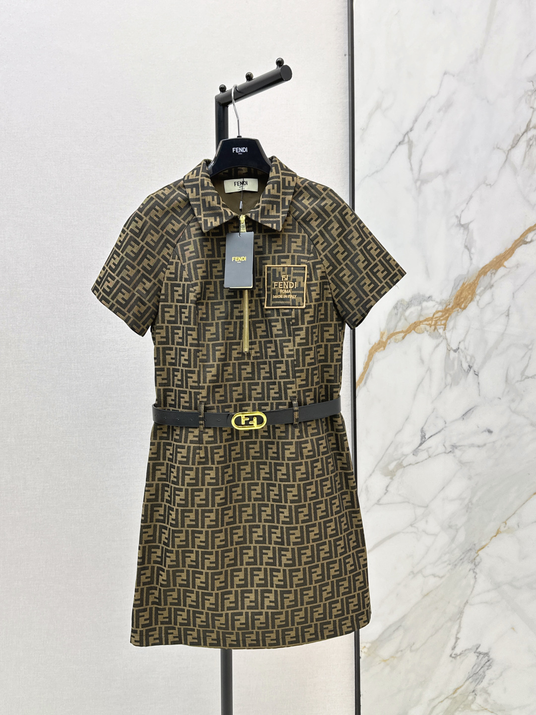 NO:800034,FD 26Ss————The latest spring and summer double F jacquard dress has three-dimensional tailoring. It is all-round and exquisite. The upper body is super covered and the body is slimming. The legs are super stretched. It is simple. It gives a refreshing and fashionable sense of high-end. It is elegant and fashionable in daily life. It is versatile. The color is very beautiful. The fabric is high-end and texture. One color ready for sale sml,,skirts,19860909FD 26Ss————春夏最新款双F提花连衣裙整件立体剪裁 全方位精致做上身超级遮肉显瘦 超拉腿部比例 简简单单 穿出清爽时髦的高级感 日常优雅又时髦巨百搭 颜色很好看 面料高级又有质感 一色现货发售sml,,skirts,,Women's clothing