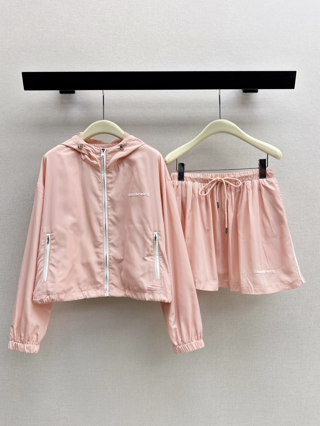 NO:800031,AW 26Ss————The latest nylon sun protection casual suit for spring and summer. It has a cute style. It is full of small details. It is exquisite in workmanship. It is fashionable to reduce age. It has a good hold style. It is popular with fairies. It is soft and textured. It comes in one set. Two colors are available for sale sml,,19860909AW 26Ss————春夏最新款尼龙防晒休闲套装可A可乖的风格 满满小细节太加分 做工精致 减龄时尚 好HOLD住造型 深得仙女心 柔软有质感 一套出 两色现货发售sml,,,Women's clothing