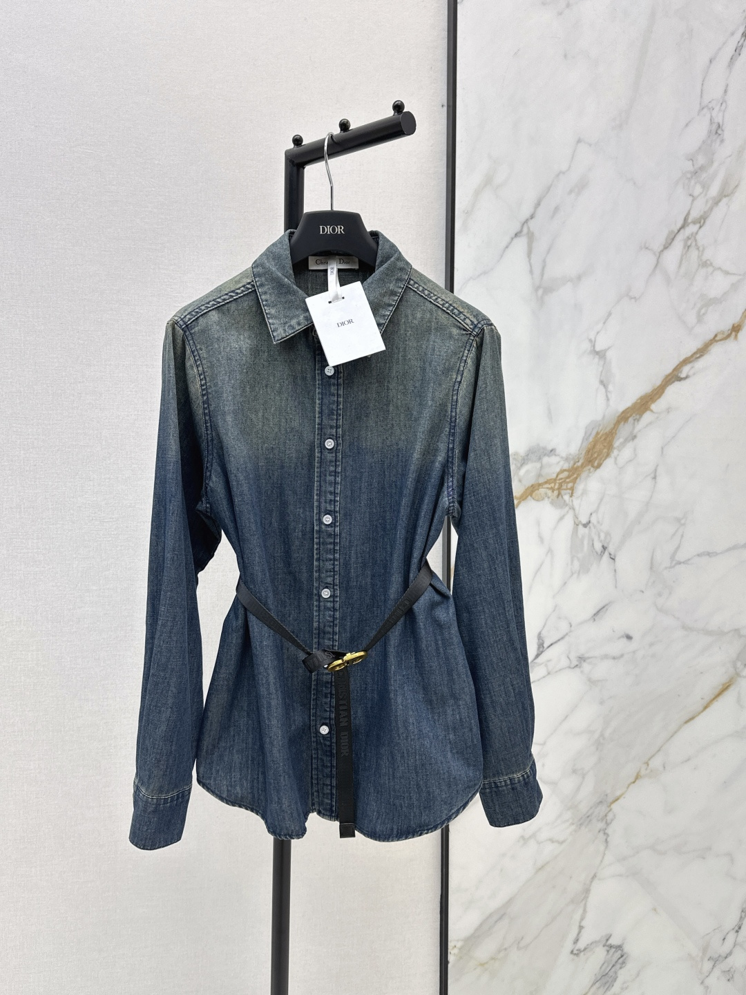 NO:800024,CD 26Ss————The latest distressed washed denim shirt for spring and summer, super fashionable new denim denim. The upper body is cool and sassy with unique color tones. The texture is fine and the cotton feels natural. It has a sinewy feel yet is soft. Super beautiful. One color ready for sale smlxl,,shirts,19860909CD 26Ss————春夏最新款做旧洗水牛仔衬衫超时髦新款丹宁牛仔 个性色调上身又酷又飒爽 纹理细腻棉感自然 既有筋骨感又不失柔软 超级漂亮 一色现货发售smlxl,,shirts,,Women's clothing