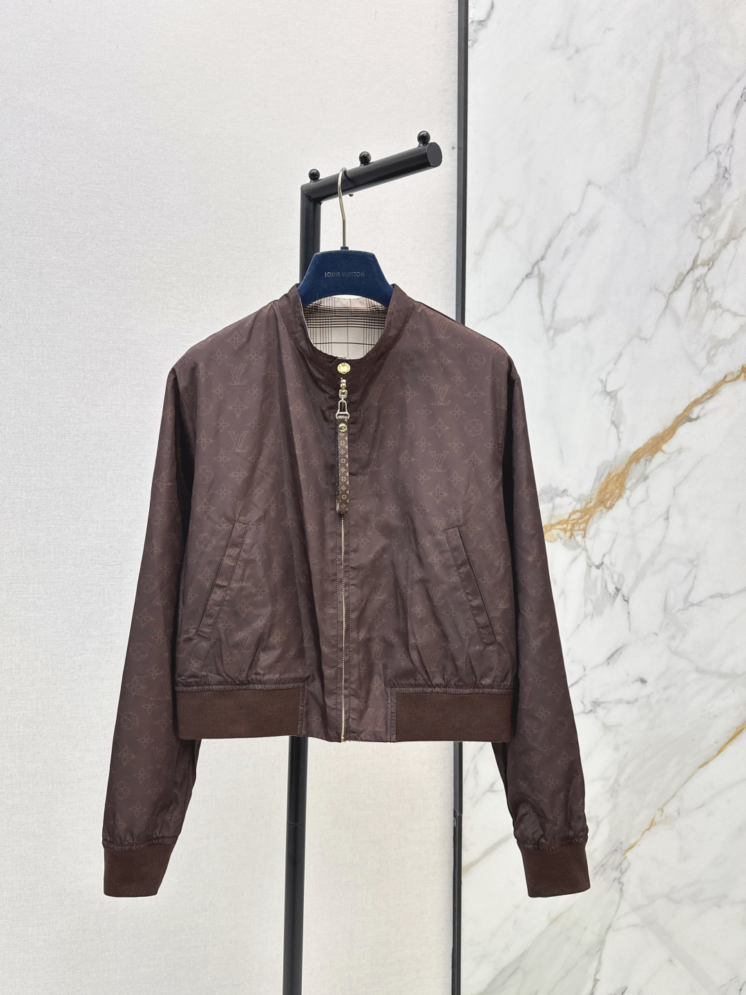 NO:800022,L Family 26Ss————The latest double-sided jacket for spring and summer. It can be worn on both sides. Double-sided styles can be switched at will. The round-neck jacket has a handsome and versatile upper body and looks slim. A must-have item for girls with temperament. One color available for sale sml,,louis vuitton,jackets & coats,jackets & coats,19860909L家 26Ss————春夏最新款双面夹克外套 双面变法穿 双面风格随意切换 圆领夹克剪裁版型上身帅气百搭又显瘦 气质小姐姐必备单品 一色现货发售sml,,louis vuitton,jackets & coats,jackets & coats,,Women's clothing