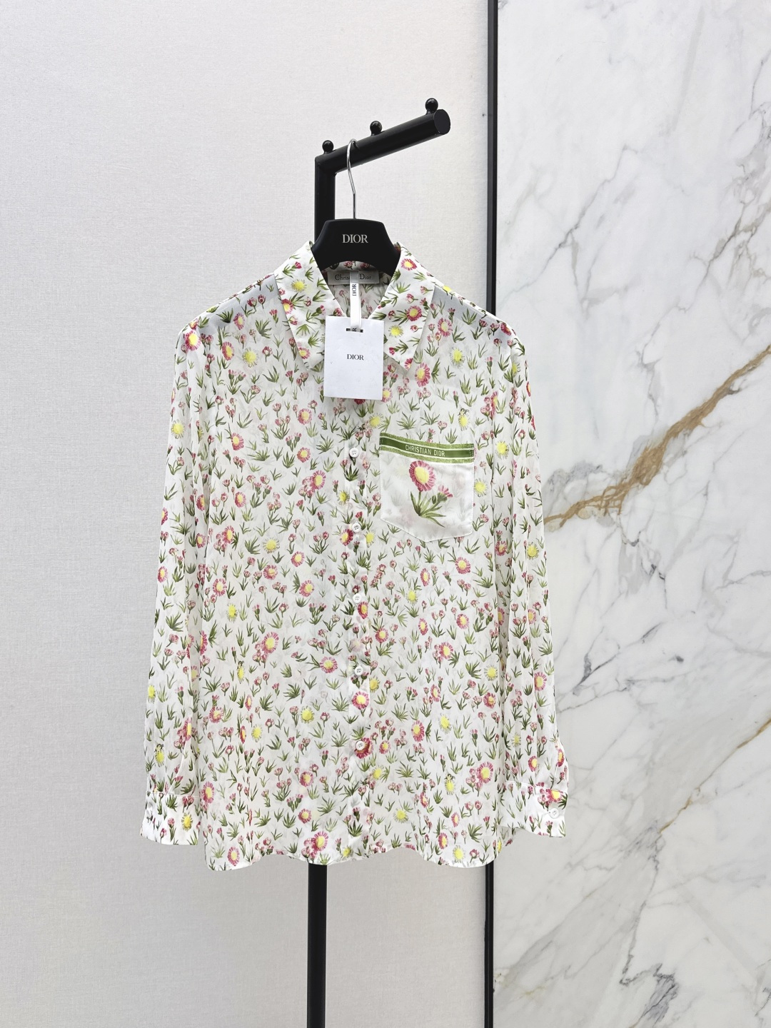 NO:800016,CD 26Ss————The latest flower pattern shirt for early spring. Micro see-through. Fashionable and discreet. The style is easy for everyone to control. Full of small details that are a plus. Exquisite workmanship. The inner stitching of the shirt is a great choice both as a single product and as a match. It is fashionable for age reduction. It is good to hold the look. It is available in one color. sml, shirts,19860909CD 26Ss————早春最新款花卉图案衬衫 微透视 若隐若现时尚小心机 可A可乖的风格 版型属于谁都好驾驭 满满小细节太加分了 做工精致 内线来去缝工艺衬衣做为单品和搭配都是杠把子 减龄时尚 好HOLD住造型 一色现货发售sml,,shirts,,Women's clothing