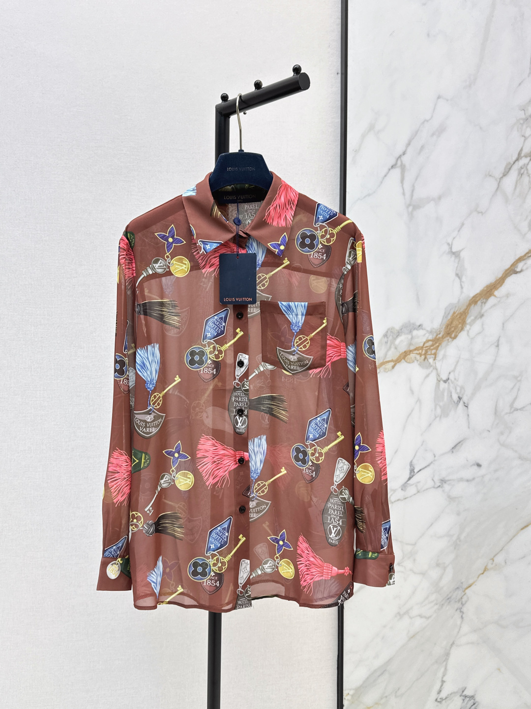 NO:800014,L's 26Ss————The latest printed shirt in early spring. Micro see-through. Fashionable and discreet. A cute style. The shape is easy for anyone to control. Full of small details. Exquisite workmanship. The inner stitching of the shirt is perfect as a single product and matching. Fashion for age reduction. Good HOLD style. Available in one color. SML, Louis Vuitton, shirts,19860909L家 26Ss————早春最新款印花衬衫 微透视 若隐若现时尚小心机 可A可乖的风格 版型属于谁都好驾驭 满满小细节太加分了 做工精致 内线来去缝工艺衬衣做为单品和搭配都是杠把子 减龄时尚 好HOLD住造型 一色现货发售sml,,louis vuitton,shirts,,Women's clothing