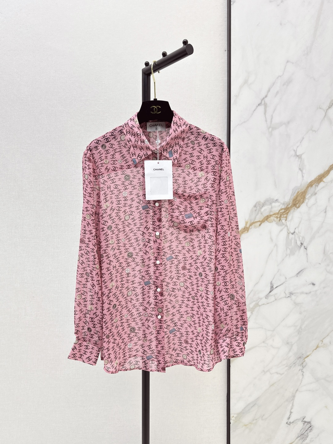 NO:800012,C Home 26Ss————The latest printed shirt in early spring. Micro-see-through. Fashionable and discreet. The style is easy for anyone to control. Full of small details. Exquisite workmanship. The inner seams are sewn back and forth. The shirt is a great item as a single product and a match. It is fashionable for age reduction. It is good to hold the look. Two colors are available in stock. sml,, chanel, shirts,19860909C家 26Ss————早春最新款印花衬衫 微透视 若隐若现时尚小心机 可A可乖的风格 版型属于谁都好驾驭 满满小细节太加分了 做工精致 内线来去缝工艺衬衣做为单品和搭配都是杠把子 减龄时尚 好HOLD住造型 两色现货发售sml,,chanel,shirts,,Women's clothing