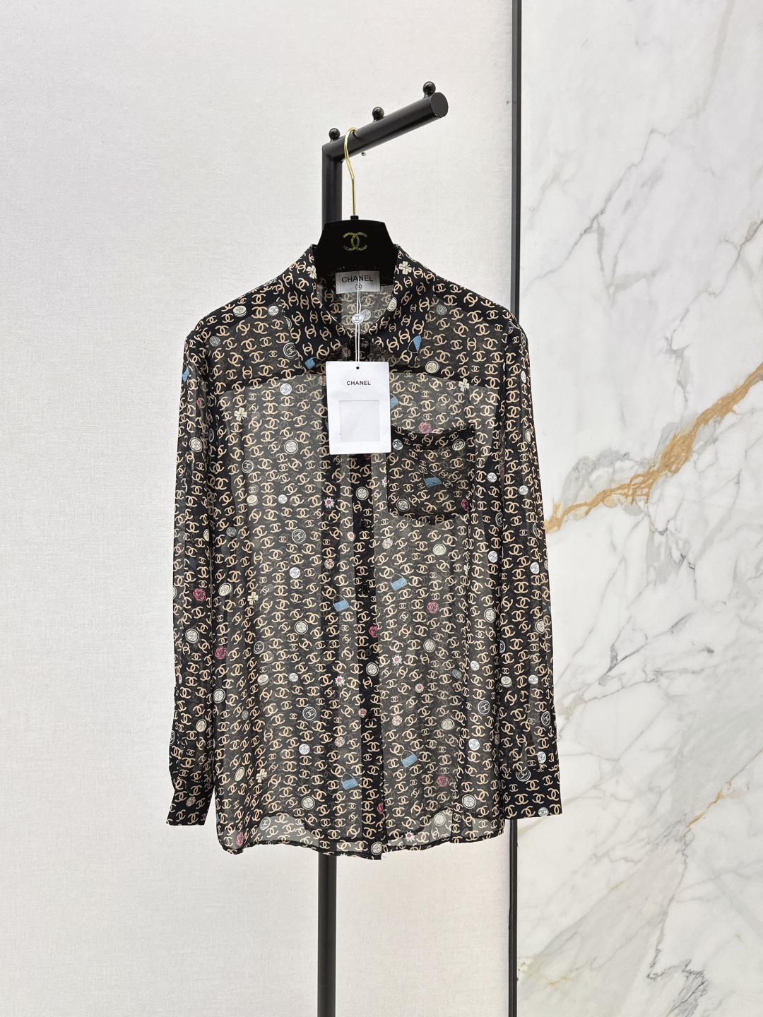 NO:800010,C Home 26Ss————The latest printed shirt in early spring. Micro-see-through. Fashionable and discreet. The style is easy for anyone to control. Full of small details. Exquisite workmanship. The inner seams are sewn back and forth. The shirt is a great item as a single product and a match. It is fashionable for age reduction. It is good to hold the look. Two colors are available in stock. sml,, chanel, shirts,19860909C家 26Ss————早春最新款印花衬衫 微透视 若隐若现时尚小心机 可A可乖的风格 版型属于谁都好驾驭 满满小细节太加分了 做工精致 内线来去缝工艺衬衣做为单品和搭配都是杠把子 减龄时尚 好HOLD住造型 两色现货发售sml,,chanel,shirts,,Women's clothing