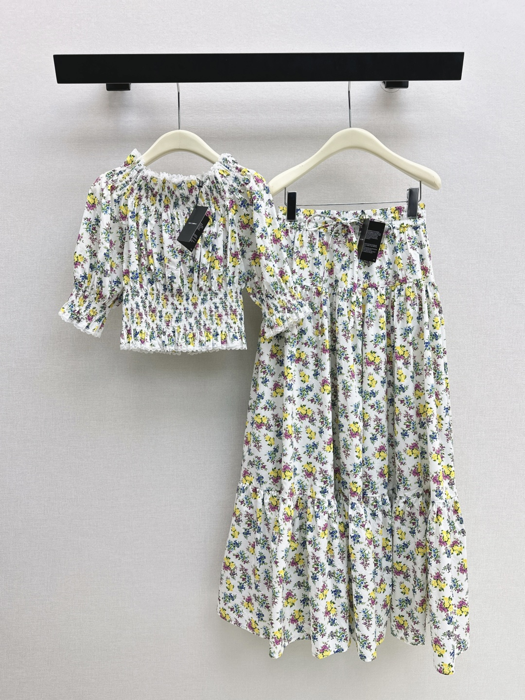 NO:800006,Top and skirt DG 26Ss - the latest floral one-shoulder top + floral long skirt for spring and summer. 100% pure cotton printed fabric is breathable and comfortable. Very suitable for spring and summer. White bottom with colorful floral flowers is romantic and sweet. Elastic waist and ruffled splicing design with layering. Full marks for feminine temperament. Developed in one color. Ready for sale sml,,skirts,19860909上衣半裙DG 26Ss————春夏最新款花卉打揽一字肩上衣+碎花长半裙 百分百纯棉印花面料透气又舒适 春夏穿超合适 白色底配多彩碎花浪漫又甜美 松紧腰荷叶边拼接设计层次感 柔美气质满分 一色分开发 现货发售sml,,skirts,,Women's clothing