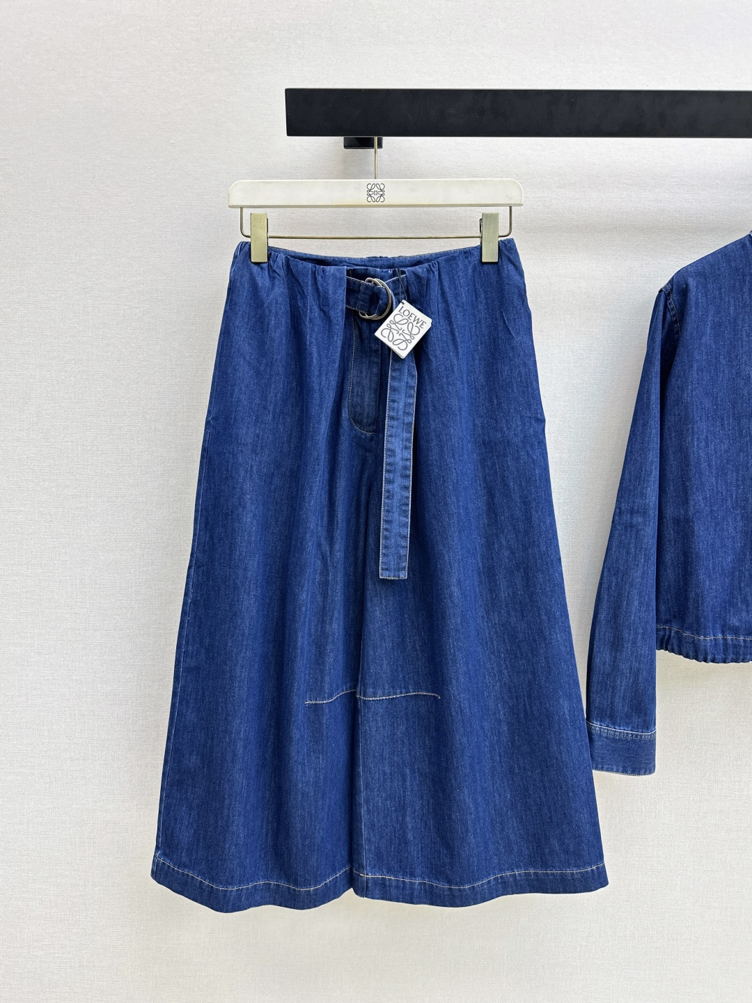 NO:800023,Loe 26Ss————The latest high-intelligence and fashionable wear in spring and summer with personalized top-stitched nine-point jeans, enzyme-washed retro denim, lace-up pleated silhouette, versatile and stylish, casual and handsome commuting essentials, imported pure cotton denim washed fabric, very wide and comfortable, one color ready for sale sml,,loewe,jeans,19860909Loe 26Ss————春夏最新款高智感时髦精穿搭个性明线设九分牛仔裤酵素洗水工艺复古牛仔 系带捏褶廓形版型百搭实穿又有设计感 休闲帅气通勤必备品 进口纯棉牛仔洗水面料挺阔舒适 一色现货发售sml,,loewe,jeans,,Women's clothing