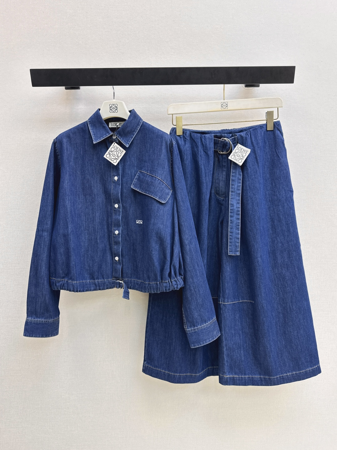 NO:800021,Loe 26Ss————The latest spring and summer high-intelligence fashionable design denim shirt collar jacket jacket modern fashionable pleated hem lace-up design Enzyme washed technology retro denim Imported pure cotton washed denim fabric has a great texture Classic loose version is not picky, versatile and fashionable The upper body is super slim Highly recommended items One color ready for sale sml,, loewe, jackets & coats, jackets & coats, shirts,19860909Loe 26Ss————春夏最新款高智感时髦精穿搭设计感牛仔衬衫领夹克外套摩登时髦收褶下摆系带设计 酵素洗水工艺复古牛仔 进口纯棉洗水牛仔面料质感超赞 经典宽松版型不挑人百搭又时髦 上身超显瘦 强烈推荐单品 一色现货发售sml,,loewe,jackets & coats,jackets & coats,shirts,,Women's clothing