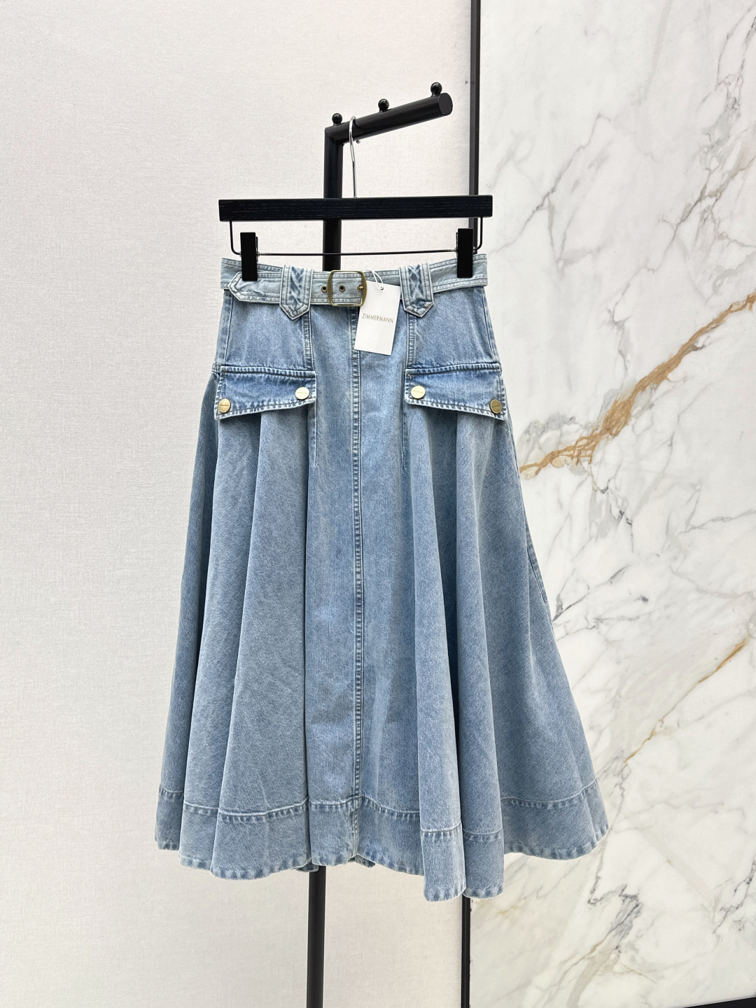 NO:800019,Zim 26Ss————The latest workwear-style denim long skirt for spring and summer, retro and sweet and cool. The high-waisted A-line version has three-dimensional tailoring. The large skirt is smart, elegant and can be sweet or salty. The version is not picky, versatile and fashionable. Highly recommended single product. Imported pure cotton denim reactive wash texture is awesome. Two colors available for sale sml,,skirts,19860909Zim 26Ss————春夏最新款工装风牛仔长半裙复古又甜酷 高腰A字版型立体剪裁大裙摆灵动优雅可甜可盐 版型不挑人百搭又时髦 强烈推荐单品 进口纯棉牛仔活性洗水质感超赞 两色现货发售sml,,skirts,,Women's clothing
