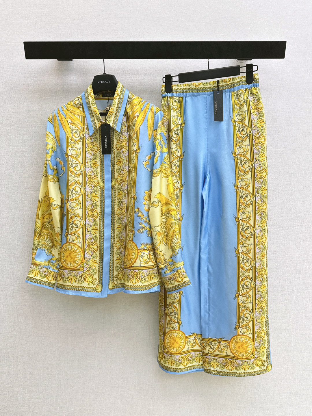 NO:800013,Ver 26Ss————Latest spring and summer Baroque positioning sunflower print silk shirt 100% silk twill fabric Medusa metal buckle is super beautiful Original positioning printing pattern Classic version is not picky Retro fashionable and high-end single product The upper body is super slim A must-have artifact for white and rich beauty Recommended set of matching One color ready for sale smlxl, shirts, real silk,19860909Ver 26Ss—————春夏最新款巴洛克定位太阳花印花真丝衬衫百分百真丝斜纹绸面料 美杜莎金属扣超美 原版定位印花图案 经典版型不挑人 复古时髦又高级的单品 上身超显瘦 白富美必入神器 推荐一套搭配 一色现货发售smlxl,,shirts,real silk,,Women's clothing
