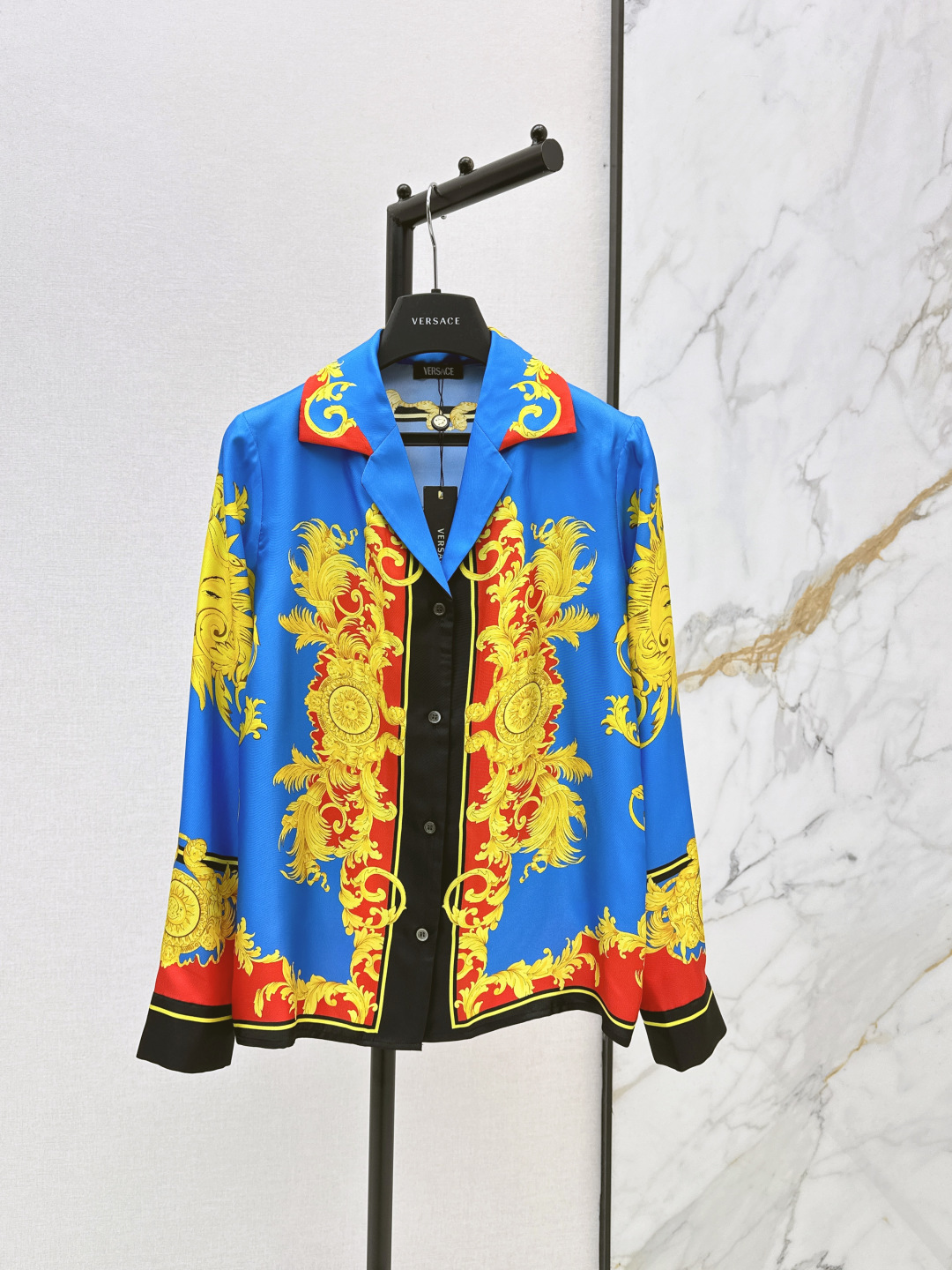 NO:800011,Ver 26Ss————The latest spring and summer Medusa sunflower positioning printed silk shirt is full of retro color and high-end atmosphere. 100% silk twill fabric. The Cuban collar design has its own lazy and noble style. Every detail tells the Italian luxury and classical aesthetics. The classic version does not pick up the upper body and is super slim. Bai Fumei must-have artifacts. One color ready for sale smlxl,, shirts, real silk,19860909Ver 26Ss————春夏最新款美杜莎太阳花定位印花真丝衬衫复古配色高级气息满满 百分百真丝斜纹绸面料 古巴领设计自带慵懒贵气 每一处细节都在诉说意式奢华与古典美学 经典版型不挑人上身超显瘦 白富美必入神器 一色现货发售smlxl,,shirts,real silk,,Women's clothing