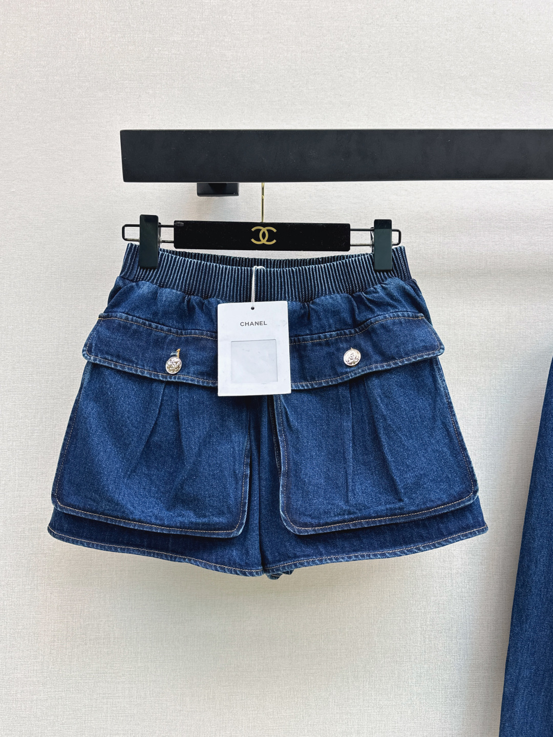 NO:800009,C Home 26Ss————The latest coco girl outfit for spring and summer, retro workwear, big pocket jeans skirt, new minimalist French style, high-quality cotton fabric, very stiff feeling, classic elastic waist, slit layered culottes design to reduce age and style, neat wide-leg cut upper body, casual and cool, one color ready for sale sml,,chanel,skirts,jeans,19860909C家 26Ss————春夏最新款coco女孩穿搭复古工装大口袋牛仔裤裙全新极简法式风格 高品质棉质面料 挺括感很好 经典松紧腰头 开叉层次感裙裤设计减龄少风 利落宽腿剪裁上身随性洒脱 休闲不失帅气感 一色现货发售sml,,chanel,skirts,jeans,,Women's clothing