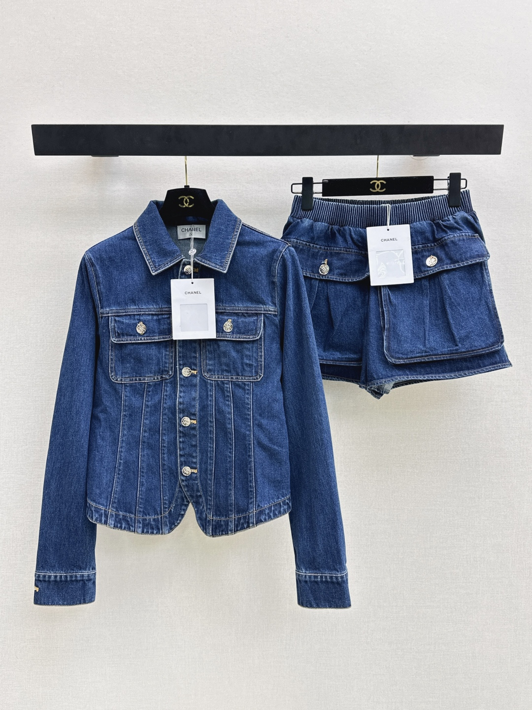 NO:800007,C Home 26Ss————The latest coco girl outfit for spring and summer, retro workwear, waist-cinching jacket, denim jacket, new minimalist French style, high-quality cotton fabric, very crisp and slim, three-dimensional tailoring, waist-cinching design to show body curves, multiple pockets + metal buttons, practical and detailed, casual, handsome and not picky. One color ready for sale sml,,chanel,jackets & coats,jackets & coats,19860909C家 26Ss————春夏最新款coco女孩穿搭复古工装收腰夹克牛仔外套全新极简法式风格 高品质棉质面料 挺括感很好 立体剪裁修身 腰部收腰设计超显身材曲线 多口袋+金属纽扣 实用又有细节感 休闲帅气不挑人 一色现货发售sml,,chanel,jackets & coats,jackets & coats,,Women's clothing