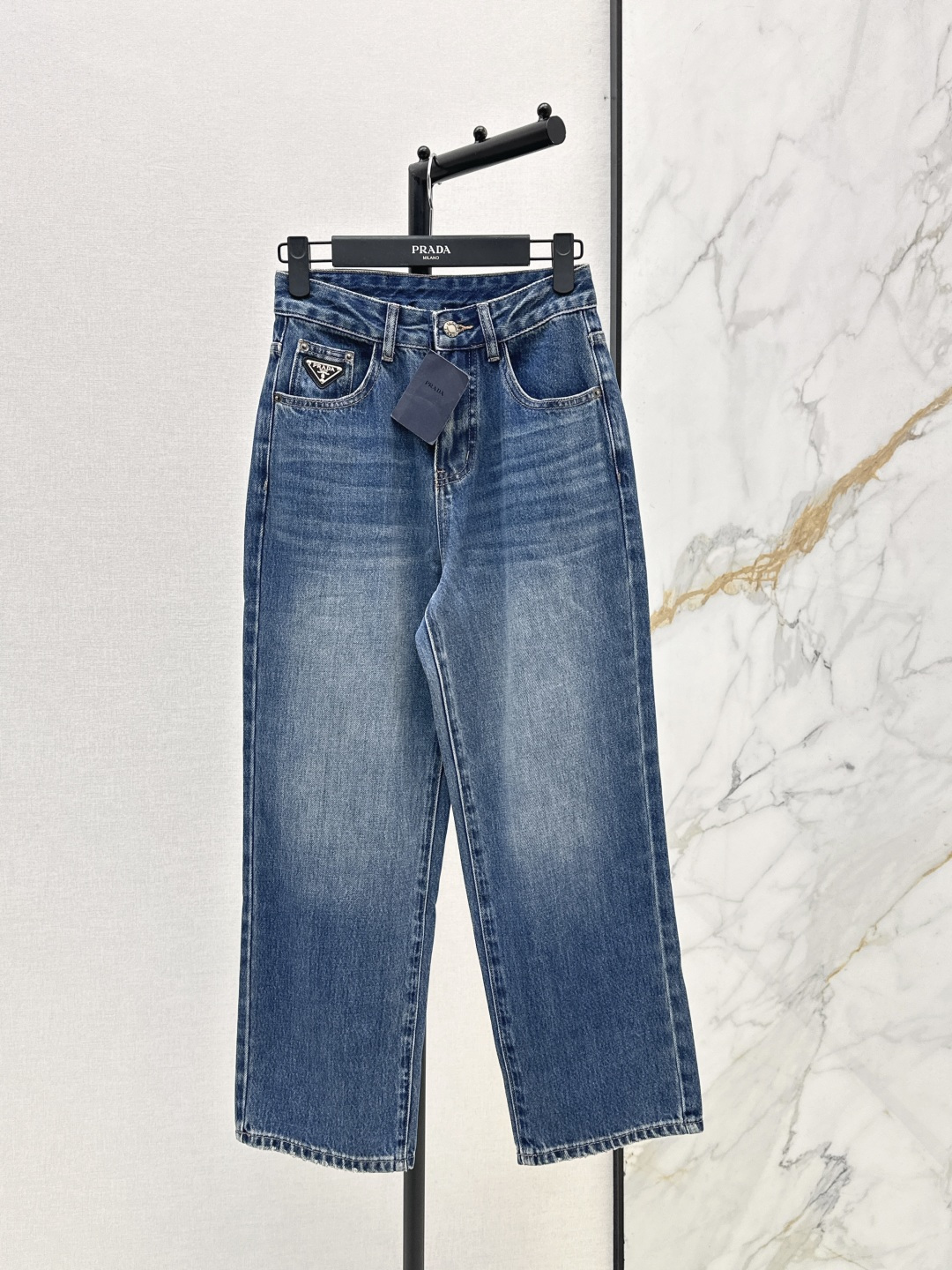 NO:800004,PD 26Ss————The latest straight-leg jeans for early spring. The whole piece is three-dimensional. It is all-round and exquisite to be worn by celebrities. The upper body is super covered and the legs are slim. It is a great item to match. It is simple. It can be worn with a refreshing and fashionable sense of high-end. It is elegant and fashionable in daily life. It is versatile. The color is very beautiful. The fabric is high-end and texture. A must-have for dates and shopping. Two colors are available for sale smlxlxxl,,jeans,19860909PD 26Ss————早春最新款直筒牛仔裤 整件立体剪裁 全方位精致做明星穿搭 上身超级遮肉显瘦 超拉腿部比例 巨好搭配的单品 简简单单 穿出清爽时髦的高级感 日常优雅又时髦巨百搭 颜色很好看 面料高级又有质感 约会逛街必备 两色现货发售smlxlxxl,,jeans,,Women's clothing